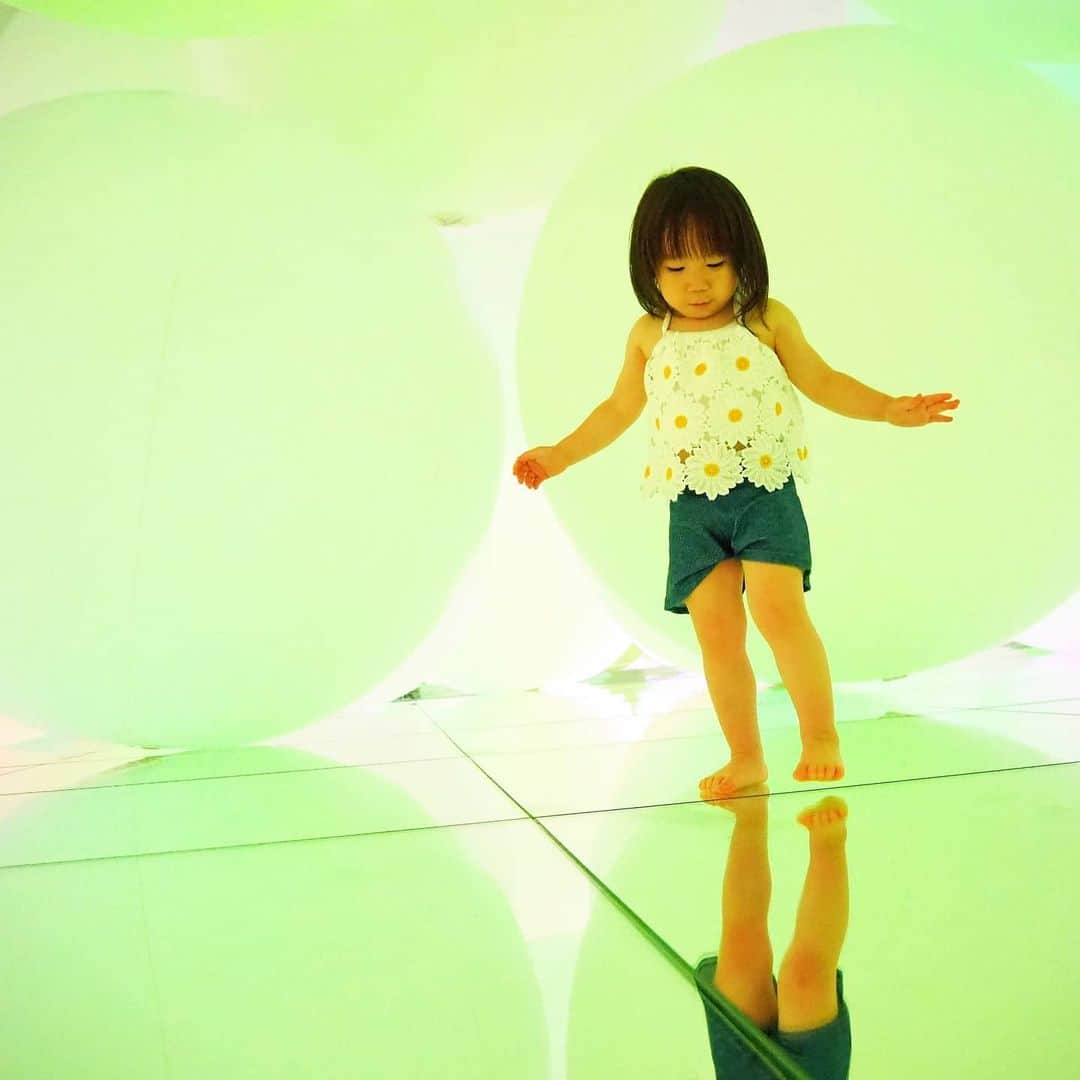 Kuboi Ayumiさんのインスタグラム写真 - (Kuboi AyumiInstagram)「家族で豊洲のチームラボプラネッツ(@teamlab.planets )へ。﻿ お台場のチームラボには行ったことがあったのですが、豊洲ははじめて。﻿ ﻿ チームラボプラネッツは、アートコレクティブ・チームラボによる﻿ 超巨大な4つの作品空間を中心とした計7つの作品による「水に入るミュージアム」。﻿ ﻿ 感染対策もしっかりされていて、私が行った時はとてもすいていたので﻿ 貸し切りのように楽しめるスペースもありました。﻿ ﻿ はじめから水に入るので、はだしで楽しむチームラボ。﻿ 水が流れている中、どんどん進んでいきました。﻿ 滝があったり、ひざくらいまで水につかって楽しむアートがあったり。﻿ 結構深いので、多少濡れてもよいようなファッションで、ちっちゃい子は抱っこ必須です。﻿ ﻿ 宇宙空間で寝っ転がって世界と一体化してみたり、自由に浮遊する光の球体と遊んでみたり。﻿ どこも幻想的で本当に感動しちゃいました。﻿ ﻿ ﻿ @teamlab﻿ ﻿ ﻿ #チームラボプラネッツ #チームラボ豊洲 #デートスポット #家族でお出かけ #teamLabPlanets﻿ #チームラボ #teamlab  #pr #コラボベース #いこーよ #mamalife #水着 #キッズモデル #室内遊び場」7月15日 17時02分 - himekagami