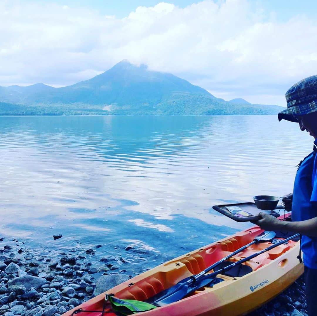 現地発信の旅行サイト「たびらい」さんのインスタグラム写真 - (現地発信の旅行サイト「たびらい」Instagram)「【北海道・千歳】 見てください、この透明度♪　支笏湖（しこつこ）でのカヤック体験は、水質の高さと自然の美しさにうっとり。水上から楽しむ絶景、ぜひ一度は体験してみて。  #たびらい #tabirai #ローカル旅行 #旅行好き #旅行好きな人と繋がりたい #旅行 #travelgram #たびらい北海道 #北海道 #支笏湖 #支笏湖ブルー #千歳 #カヤック #アウトドア #アクティビティ #絶景 #カメラ女子 #お家で旅行気分 #japan #trip #tripjapan #travel #hokkaido #体験 #旅行好きと繋がりたい #北海道好き #北海道観光 #アクティブ男子 #旅好きな人と繋がりたい #カヌー」7月15日 17時05分 - tabirai