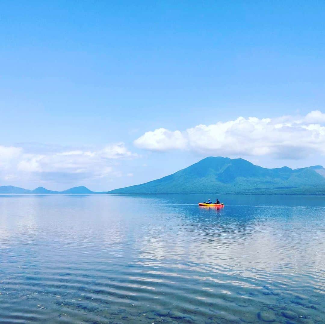 現地発信の旅行サイト「たびらい」のインスタグラム：「【北海道・千歳】 見てください、この透明度♪　支笏湖（しこつこ）でのカヤック体験は、水質の高さと自然の美しさにうっとり。水上から楽しむ絶景、ぜひ一度は体験してみて。  #たびらい #tabirai #ローカル旅行 #旅行好き #旅行好きな人と繋がりたい #旅行 #travelgram #たびらい北海道 #北海道 #支笏湖 #支笏湖ブルー #千歳 #カヤック #アウトドア #アクティビティ #絶景 #カメラ女子 #お家で旅行気分 #japan #trip #tripjapan #travel #hokkaido #体験 #旅行好きと繋がりたい #北海道好き #北海道観光 #アクティブ男子 #旅好きな人と繋がりたい #カヌー」