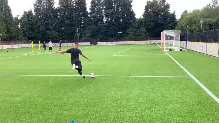 F2Freestylersのインスタグラム：「Ridiculous Tekk from Giroud 🔥. Let’s sort this once and for all 😬 Who’s the best at Volleying Lefty’s or Righty’s 👇🏻👇🏻👇🏻」