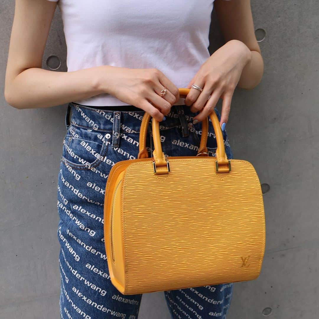 Vintage Brand Boutique AMOREさんのインスタグラム写真 - (Vintage Brand Boutique AMOREInstagram)「Louis Vuitton Epi Pont Neuf   On website search for AO27222.  ▶︎Free Shipping Worldwide✈️ info@amorevintagetokyo.com  #ヴィンテージ #ルイヴィトン  #ヴィンテージルイヴィトン #ヴィンテージブランドブティック #アモーレ #アモーレトーキョー #表参道 #青山 #東京 #louisvuitton #vintage #vintagelouisvuitton #hermesvintage#amoretokyo  #amorevintage #vintageshop」7月15日 17時11分 - amore_tokyo