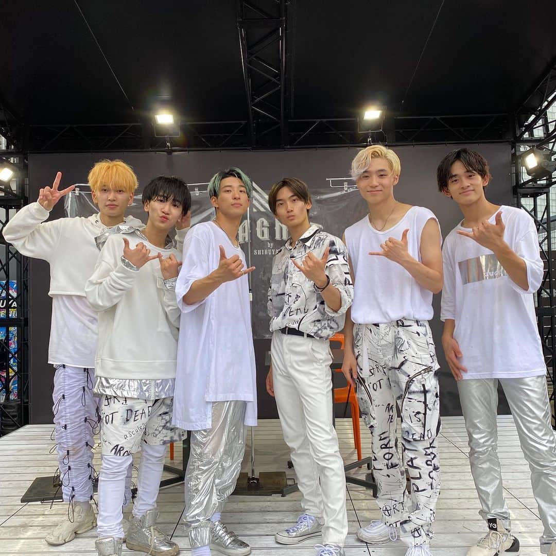 古幡亮（WATWING）のインスタグラム：「. WATWING 1st EP 『forWard』 本日 7/15よりリリース開始です。 待ちに待ったCD作品は、 僕らの大切な4曲。 沢山の方々に届けたい作品です🌞  そして！『forWard』発売を記念したリリースイベントも昨日より幕を開けました！！ 初ライブ緊張したけど、何にも変えがたい素敵な時間だった。  2020 WATWING summer 始動🔥🍍 . . #watwing#1st#EP#forWard#release」