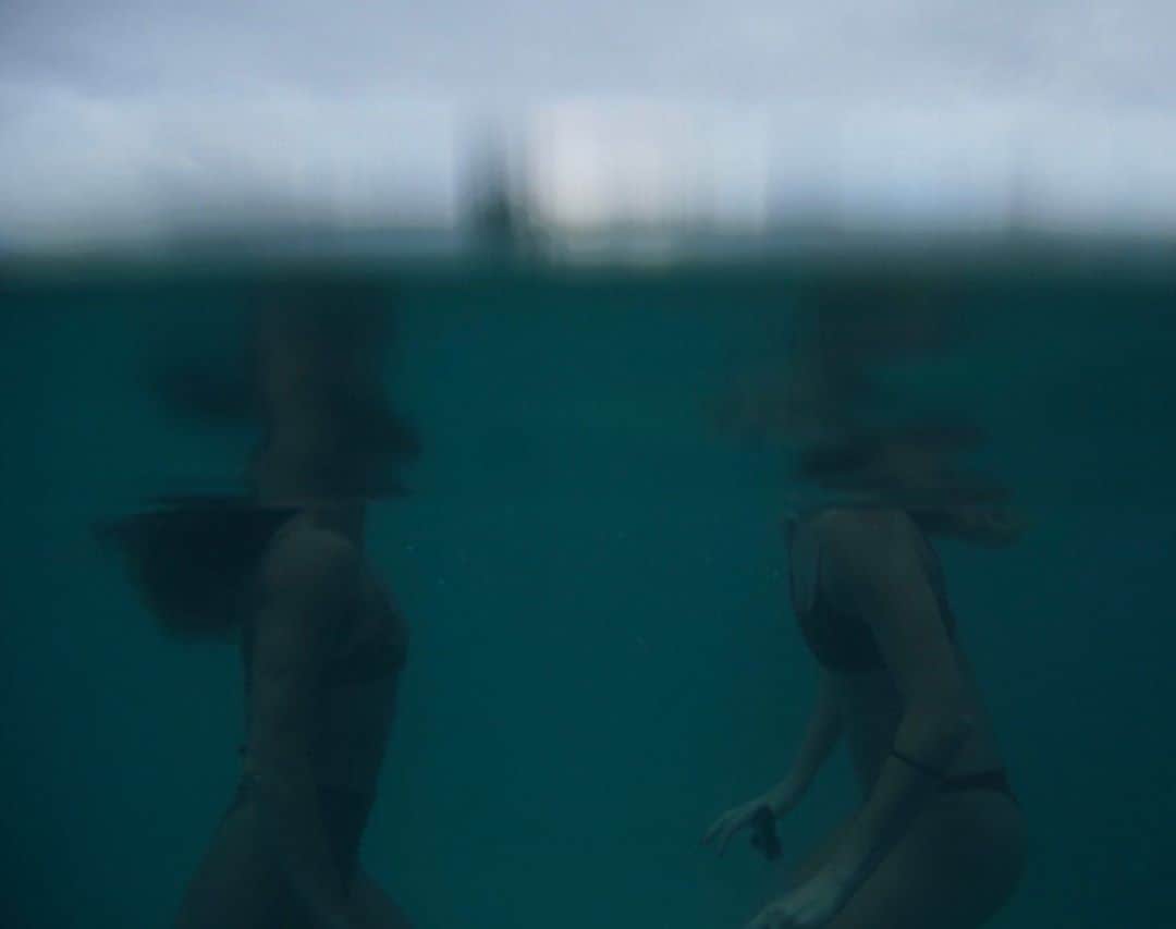ケルシー・ロビンソンのインスタグラム：「Playing mermaids with @karstalowe」