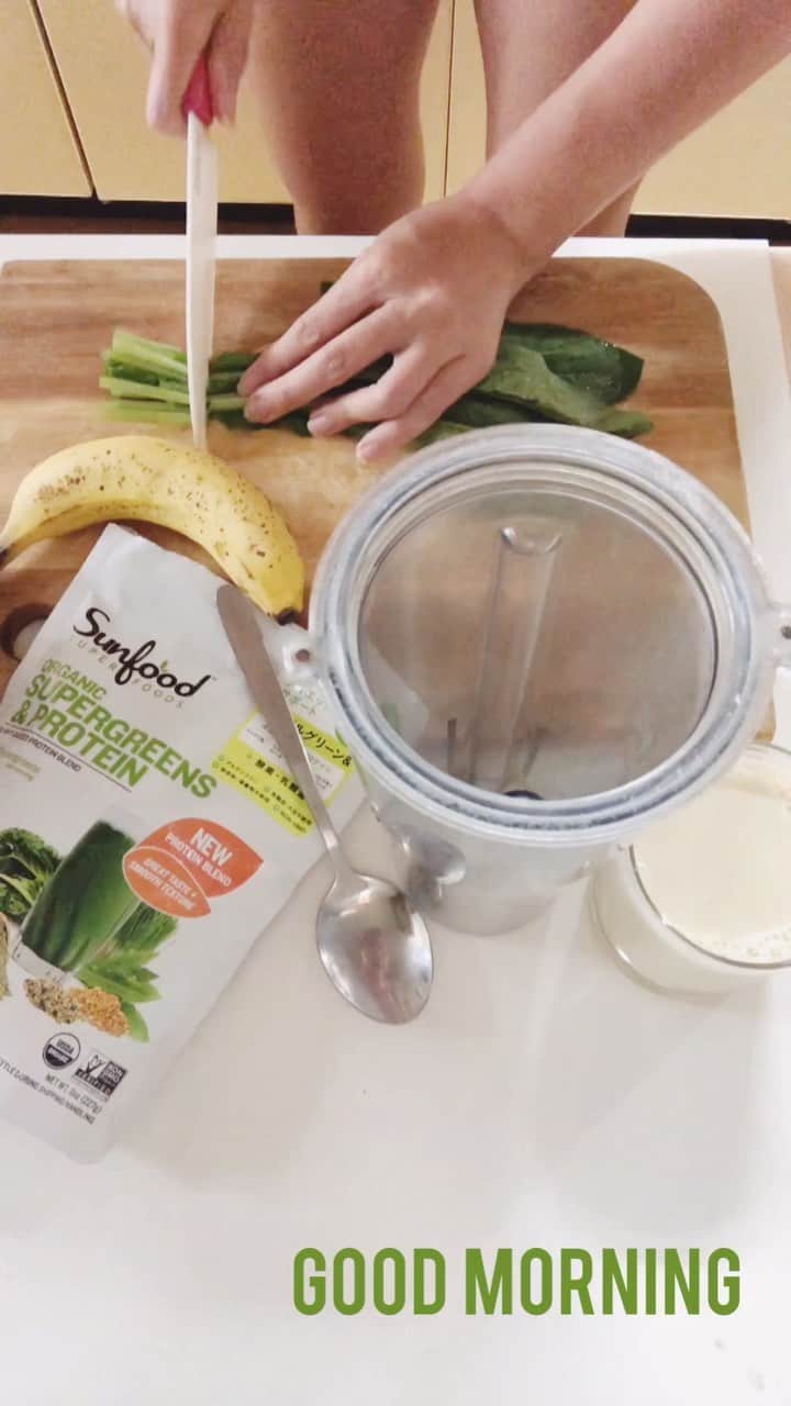のインスタグラム：「みんなおはよう〜忙しい朝はスムージーやスープを飲んでるよ〜これは植物ベースのプロテインと、バナナ、ほうれん草、フラックスシード、豆乳、アガヴェ😋  This is my morning smoothie made with spinach , banana, flaxseed , plant based protein, agave  and soy milk. Very easy and practical in busy mornings and most of all, healthy and yummy 😋Have a good day everyone ✨」