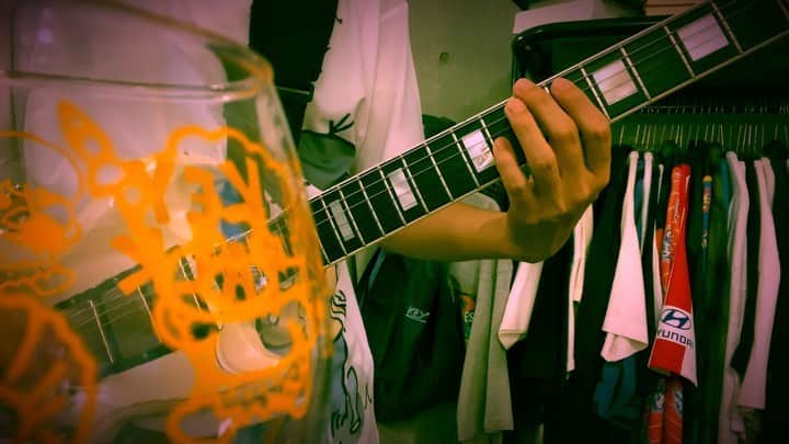 小野武正のインスタグラム：「わしにちはわしどえす！﻿ ﻿ 皆さん今日も元気に裸足のままで駆け出してますか!?﻿ 夏の裏側で酔いしれてますか!?﻿ 一日一善summer tailの季節がやってまいりました！﻿ さあさあKEYTALKの夏曲summer tailの1サビギターを弾いてまいり、、、ます！﻿ オクターブ奏法とパワーコードを織り混ぜたシンプルなアレンジなので初心者の方にもおすすめです、是非わしの幻に恋をしながら弾いて裏垢に動画アップしてくださいね!!﻿ ﻿ 今日も今日とて鯖と白飯食らってる訳ですが鯖と白飯の相性が良すぎてほんと、なんなんでしょうねえ...なんなんですかこれは！！最近クロワッサンに浮気してましたが、、、申し訳ない、、断然クロワッサンより鯖と白飯でしたわ。。﻿ 鯖飯ですわ鯖飯。それに味噌汁納豆の大豆食品合わさればアミノ酸スコア100にオメガ3に良タンパク質摂取でミトコンドリアからソマチッドまで皆んな大喜びな身体になりますねぇ!!!﻿ どうなんですか!!皆さん!!そこの奥さん!!YouTuberの八木さん!!めぇ〜﻿ ﻿ そういえば、今日19時から﻿ ﻿ 巨匠、配信弾き語りライブやるってよ﻿ ﻿ 桐島、部活やめるってよバリなテンション感でお送りしておりますわしつなぎsummer tail編ですがみんなで弾き語りライブ乱入してきてください!!詳しくはKEYTALKのTwitter、、って思ったら更新してへんやないか！！！中の人！！﻿ 新しく入ったイソダ！！！もしくはその上司にあたる甲州街道沿いの長浜ラーメン写真アップの容疑でわし警察に逮捕されたSNS飯テロリスターここからここまでバンバンバン通称ここバンでお馴染みのmelime!!!よろしく！！！そもそもこれ見てるか知らないけど。。。﻿ とりあえず巨匠卵公式Twitterに飛べば詳細がわかりますのでご了承ください👶﻿ ﻿ それでは今日ここまでわしならぁ〜﻿ ﻿ p.s.﻿ このTシャツ着心地いいなあ〜﻿ ﻿ #keytalk﻿ #わしつなぎ﻿ #わし振る夜﻿ #わしわしわしわし﻿」