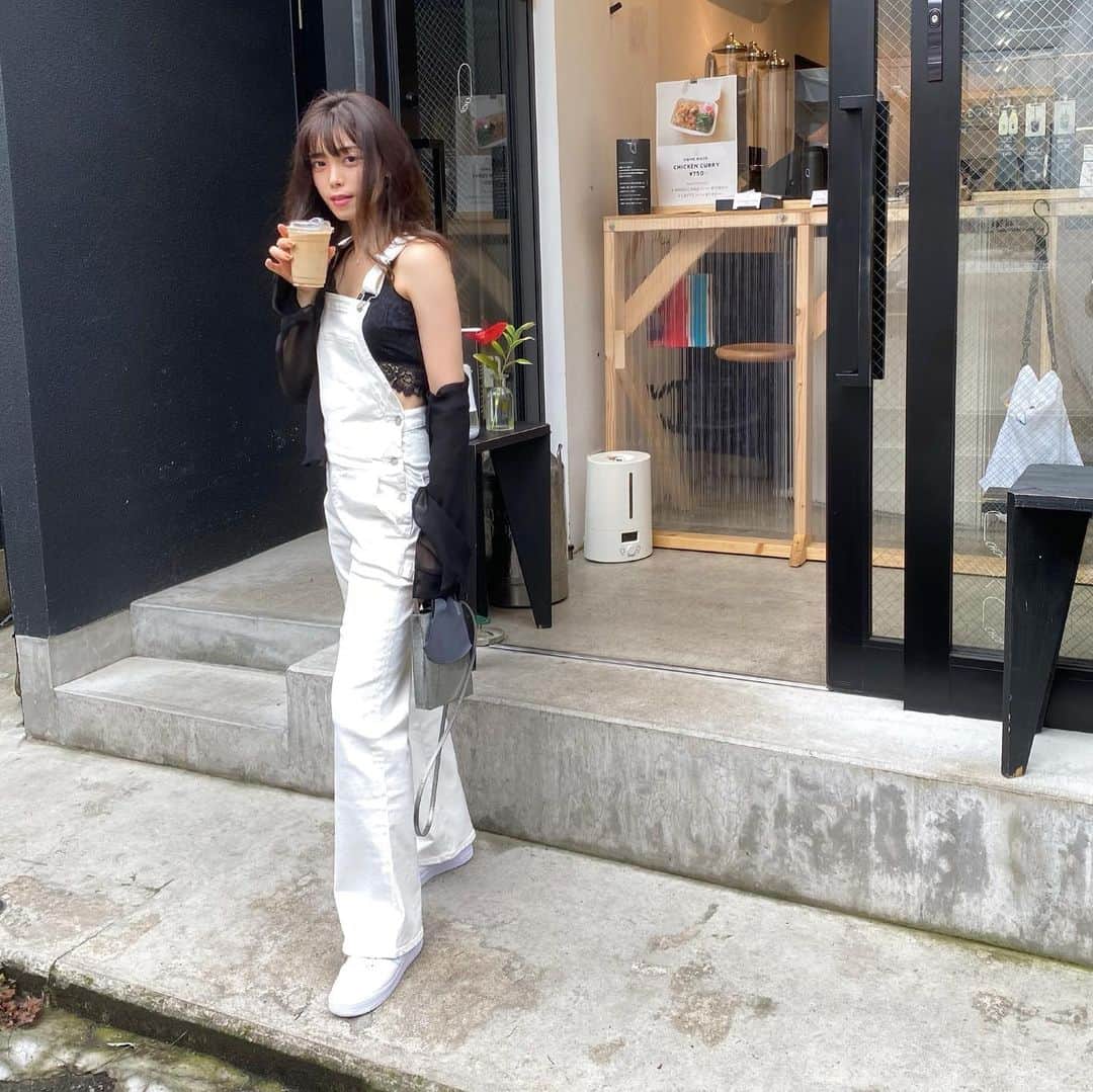のインスタグラム：「白のオーバーオールは @ronhermanstore 🐚  最近は毎日スニーカー生活！！ @nike の#airforce1 はやっぱ最強🤍  #お散歩コーデ #原宿カフェ #夏コーデ #コーヒー #カフェラテ #スニーカーマニア #ロンハーマン #シアーシャツ #韓国コーデ #デニムコーデ  #オーバーオール #オーバーオールコーデ  #表参道カフェ #表参道」