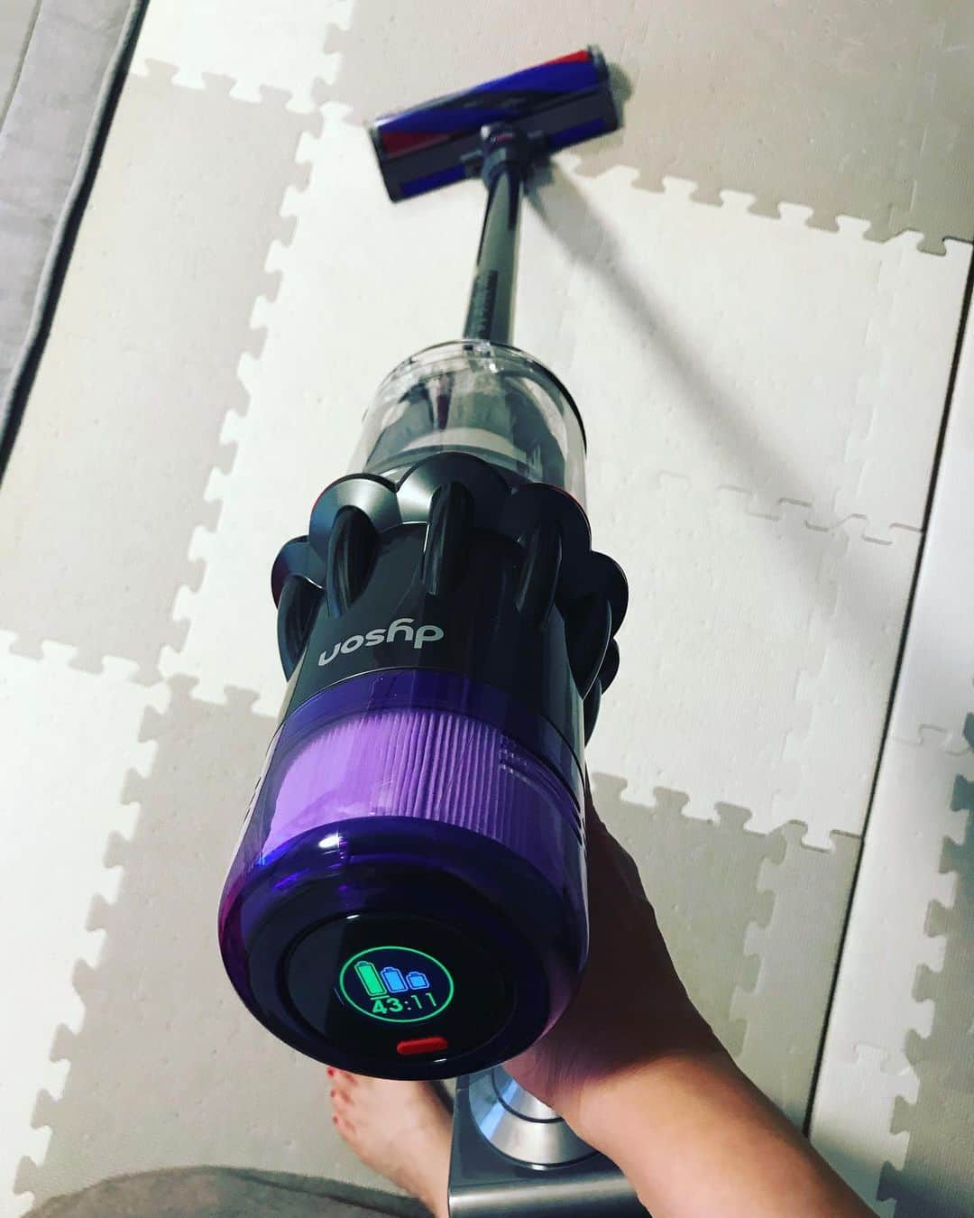 高橋みゆきのインスタグラム：「🎶New掃除機🎶🙌前の壊れてて…1日何度もかけるから💦嬉しい😊 #掃除機 #軽い #楽チン」