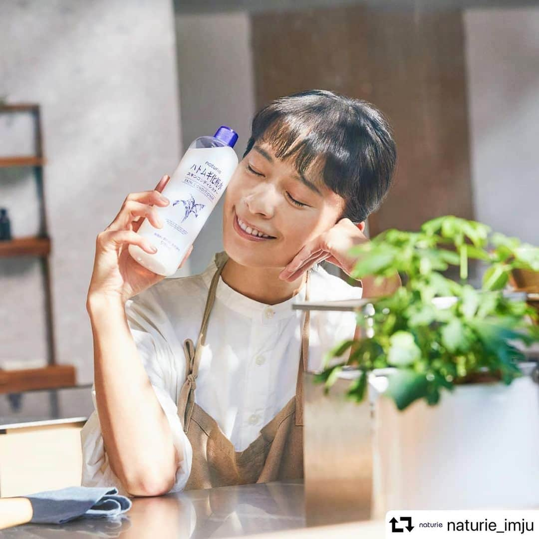 AYUMIさんのインスタグラム写真 - (AYUMIInstagram)「@naturie_imju さんの サイトにて。ぜひご覧ください☺️ . . #repost @naturie_imju ・・・ 『リンネル』『LEE』などのファッション・ライフスタイル誌を中心に、レシピ本、広告等、1男1女の母親として様々なメディアで活躍されているモデルのAYUMIさん。「自分らしく生きるために大切にしていること」についてお伺いしました。﻿ ﻿ ローフードがもたらす体のうれしい変化やおすすめの食べ方をはじめ、﻿ 愛用くださっているナチュリエ ハトムギ化粧水、ハトムギ保湿ジェルのお気に入りのポイントや使い方についてお話をうかがいました。﻿ ﻿ AYUMIさんのインタビューは、アカウントTOPのリンクからお読みいただけます。﻿ ﻿ #ナチュリエ #naturie #ハトムギ化粧水 #ハトムギ保湿ジェル #保湿 #保湿ケア #スキンケア #うるおい #乾燥対策 #化粧水 #美容液 #ハトムギスキンケア #ハトムギ #天然保湿成分 #ハトムギエキス #肌への水分補給と保持 #シンプルケア #シンプルな暮らし #丁寧な暮らし #リンネル #ローフード #LEE #hatomugiskinconditioner #hatomugiskinconditioninggel #skincare」7月15日 9時00分 - ayumiayunco