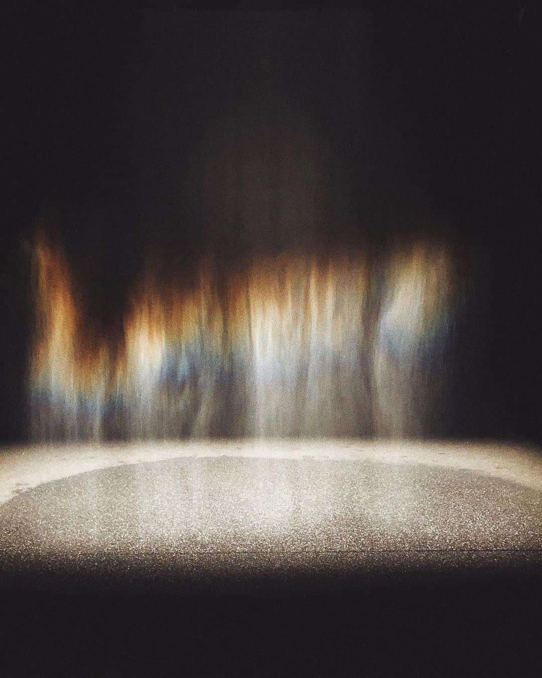陣内勇人さんのインスタグラム写真 - (陣内勇人Instagram)「. 朝の 美術館が 好き。  オラファー エリアソン " ときに川は橋となる " まだ明確になっていないことや目に見えないことが 確かに見えるようになるという物事の見方の根本的な シフトを意味するサステナブルな展示。  Beauty 1993 エリアソン初期の代表作。 暗闇の中の霧状の水に光をあてることによって 目の前に虹が現れる。  一瞬 " Love " に見えた。  #mot #東京都現代美術館  #olafureliasson #東京J物語」7月15日 9時09分 - hayato.jinnouchi