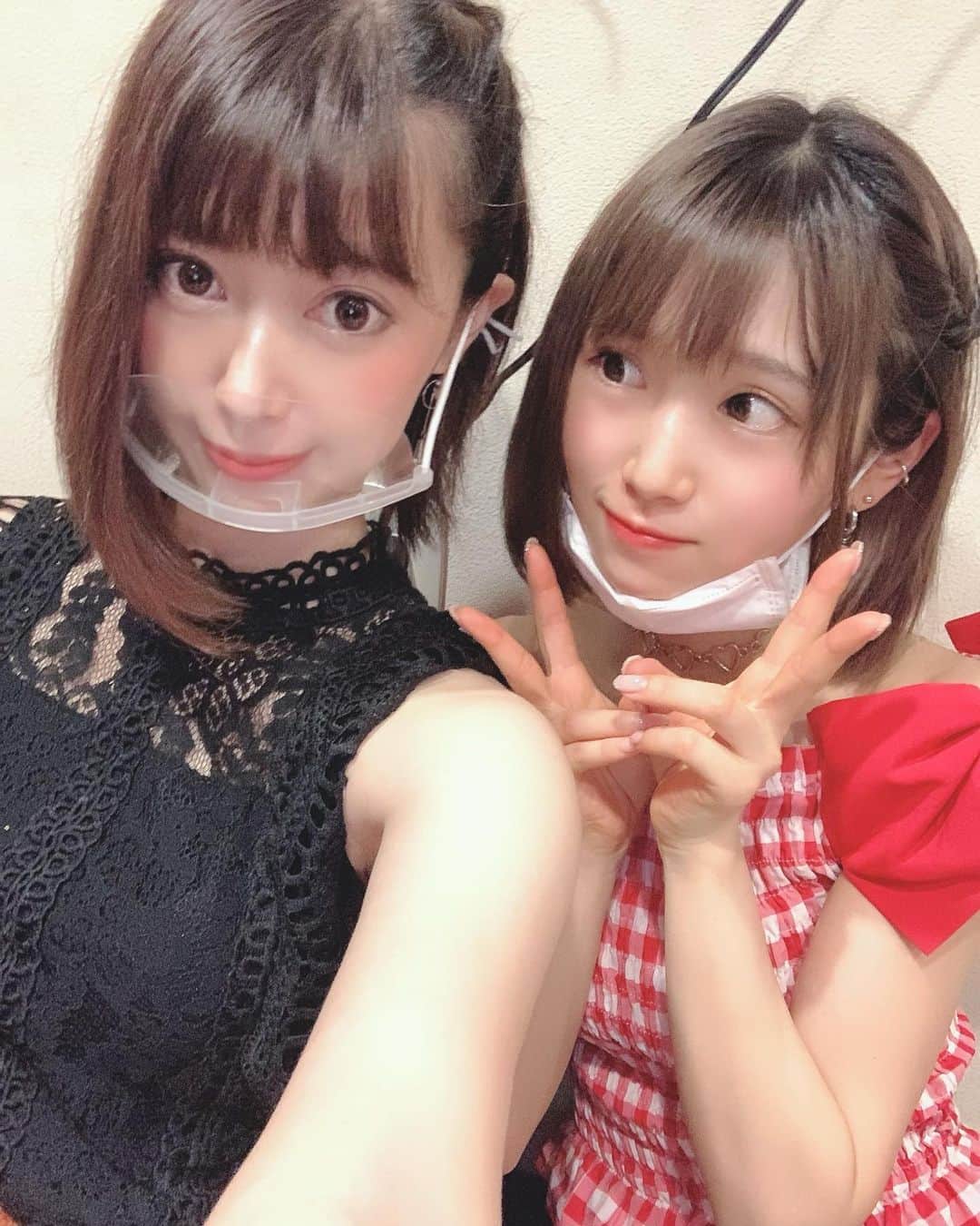 のインスタグラム：「ぬんちゃれすごんざえもん☀️ 久々のくるちゃん( ˶ ᷇ 𖥦 ᷆ ˵ ) 鏡越しのくるちゃん、エロカワやった❣️ みてみん？ - 髪型1番最初に褒めてくれた✿.*·̩͙ テンションブチアゲルンティ❗←単純w  今日も雨やけど、 梅雨明けんけど、 ニコハピルンティの1日にしよーなꪔ̤̮　　ꪔ̤̥  #event #四ッ谷 #新宿  #birthday #youtube #sinjuku  #live #芸人 #talk #baraethi #バラエティ  #mask #マスク #フェイスシールド #instagood  #instalike」