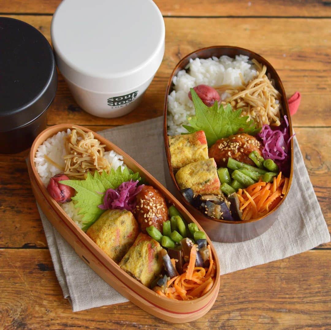 yukiyoのインスタグラム：「2020.7.15* ・ 今日のお弁当 ・ えのき醤油煮、梅干しごはん ハンバーグ カニカマと大葉入り玉子焼き なすピーマンごま炒め 人参炒め いんげん塩胡椒 ・ ・ 昨日の夢 変なキャラクターのTシャツ着てきてしまい 慌てて違うTシャツ買おうとしてる所 ・ けんさんは 私の運転で出かけたら矢田亜希子に追突された夢 ・ ・ …平和だな。 ・ ・ 来週末 毎年恒例の近場の旅行を計画しています。 去年は山形の月山 一昨日は北茨城だったか新潟だったか。 ・ 毎年海水浴か山の温泉に行っている。 ・ 今年は、、 今年も予約はしていますが 海水浴場はクローズ そして例のGoToで近場だけど逆に行きにくい雰囲気 ・ キャンセルも間に合うけどどうしようか… ・ ・ #お弁当 #obento #bento #lunch #lunchbox #onthetable #japanesefood #暮らし #曲げわっぱ #lin_stagrammer #ロカリ #おうちごはんLover #マカロニメイト #IGersJP」