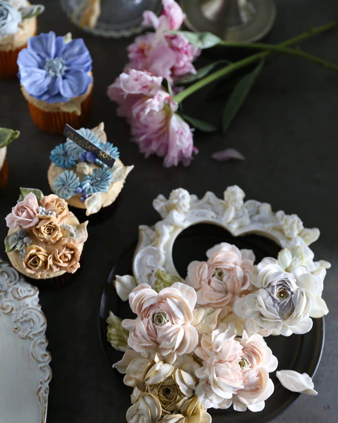 청담 수케이크 (atelier soo)さんのインスタグラム写真 - (청담 수케이크 (atelier soo)Instagram)「ㅡ 그동안. ㅡ #flower #cake #flowercake #partycake #birthday #bouquet #buttercream #baking #wilton #weddingcake ㅡ www.soocake.com vkscl_energy@naver.com」7月15日 9時07分 - soocake_ully
