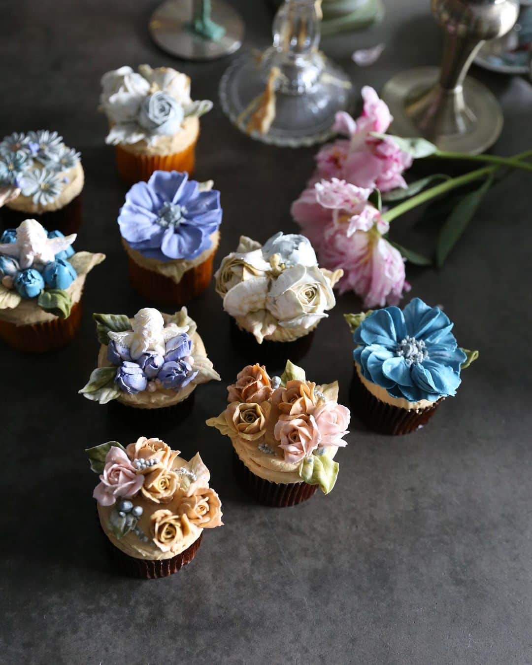청담 수케이크 (atelier soo)さんのインスタグラム写真 - (청담 수케이크 (atelier soo)Instagram)「ㅡ 그동안. ㅡ #flower #cake #flowercake #partycake #birthday #bouquet #buttercream #baking #wilton #weddingcake ㅡ www.soocake.com vkscl_energy@naver.com」7月15日 9時07分 - soocake_ully