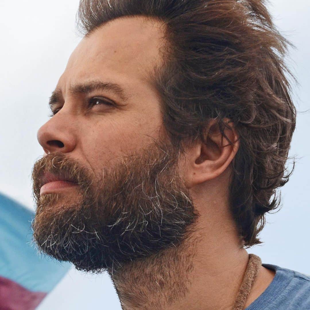 ドゥラメールのインスタグラム：「Marine biologist turned ocean photographer and #BlueHeartAmbassador, Thomas Peschak shares in La Mer’s dedication to our muse, the living sea. Through his impactful photographs, he’s helped to place the spotlight on some of the most critical marine conservation issues of our time. #LaMerBlueHeart」