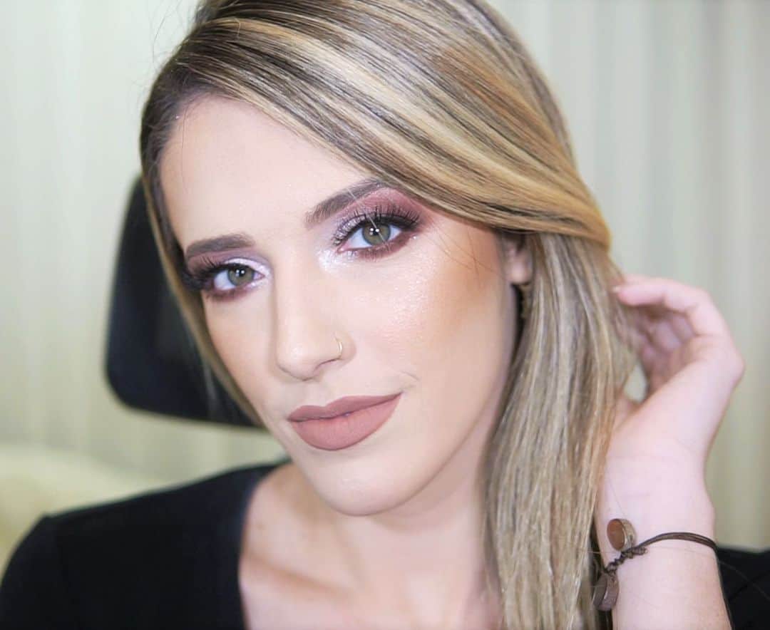 ナターリア・ガウジオのインスタグラム：「Saudadesss de uma produção divaaa dessas!! Aproveitando essa foto e essa make que eu amoooo pra perguntar: Vocês já conheceram meu curso online com a @thayssmakeup, de Make para iniciantes com foco em Ginastas?? Essa técnica da foto e muitas outras técnicas maravilhosas você aprende no curso... E também todo o passo a passo para uma maquiagem perfeita!! O link do curso está na minha Bio e nos Stories!! Não percam essa oportunidade meninasss!! 😍✨💄🤩🔮💁🏼‍♀️❤️ #makeuplovers #inlove #makeup #curso #online #hotmart #new #gymnasts #beauty #glow」