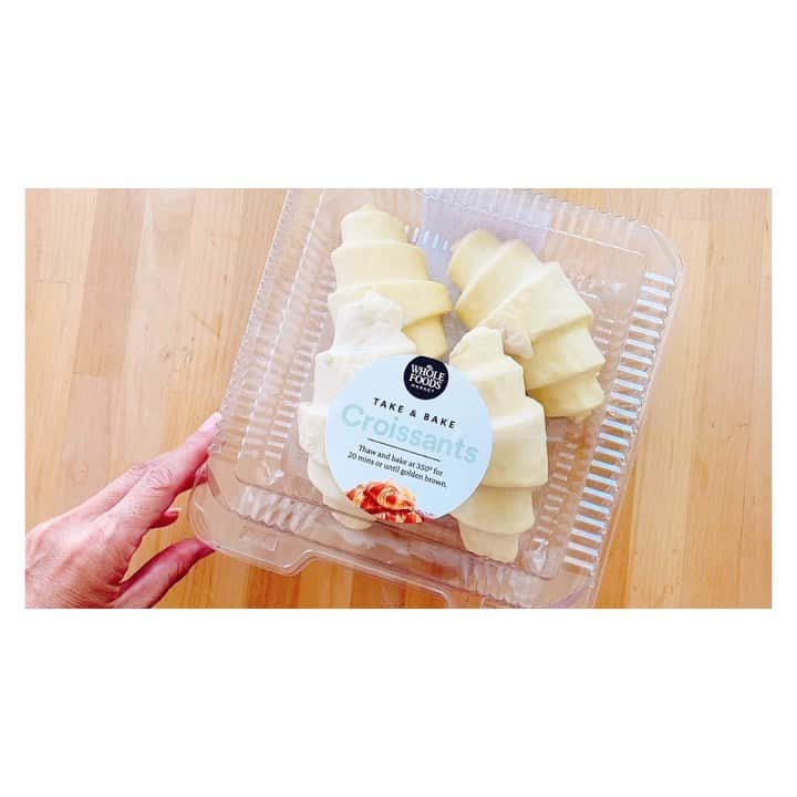 荒川れん子のインスタグラム：「Just bake it. Super easy & good taste 🥐 ホールフーズ @wholefoods の、あとは焼くだけ冷凍クロワッサン。気になって買ったはいいけど、ずっと冷凍庫に眠っていたので焼いてみましたー。 . #詳しくはブログで 後ほど多分😅💦 . . #hawaii #luckywelivehawaii #hawaiilife #baking #croissant #homemade #wholefoodsmarket #lifeisajourney #instahawaii #breakfast #brunch #organic #blog #ハワイ #ハワイ生活 #ハワイ暮らし #日々の暮らし #ハワイ好き #ブログ #朝ごはん #朝ごパン #クロワッサン #パン作り #パン好き #おうち時間 #焼くだけ #超簡単 #冷凍食品 #ホールフーズマーケット」
