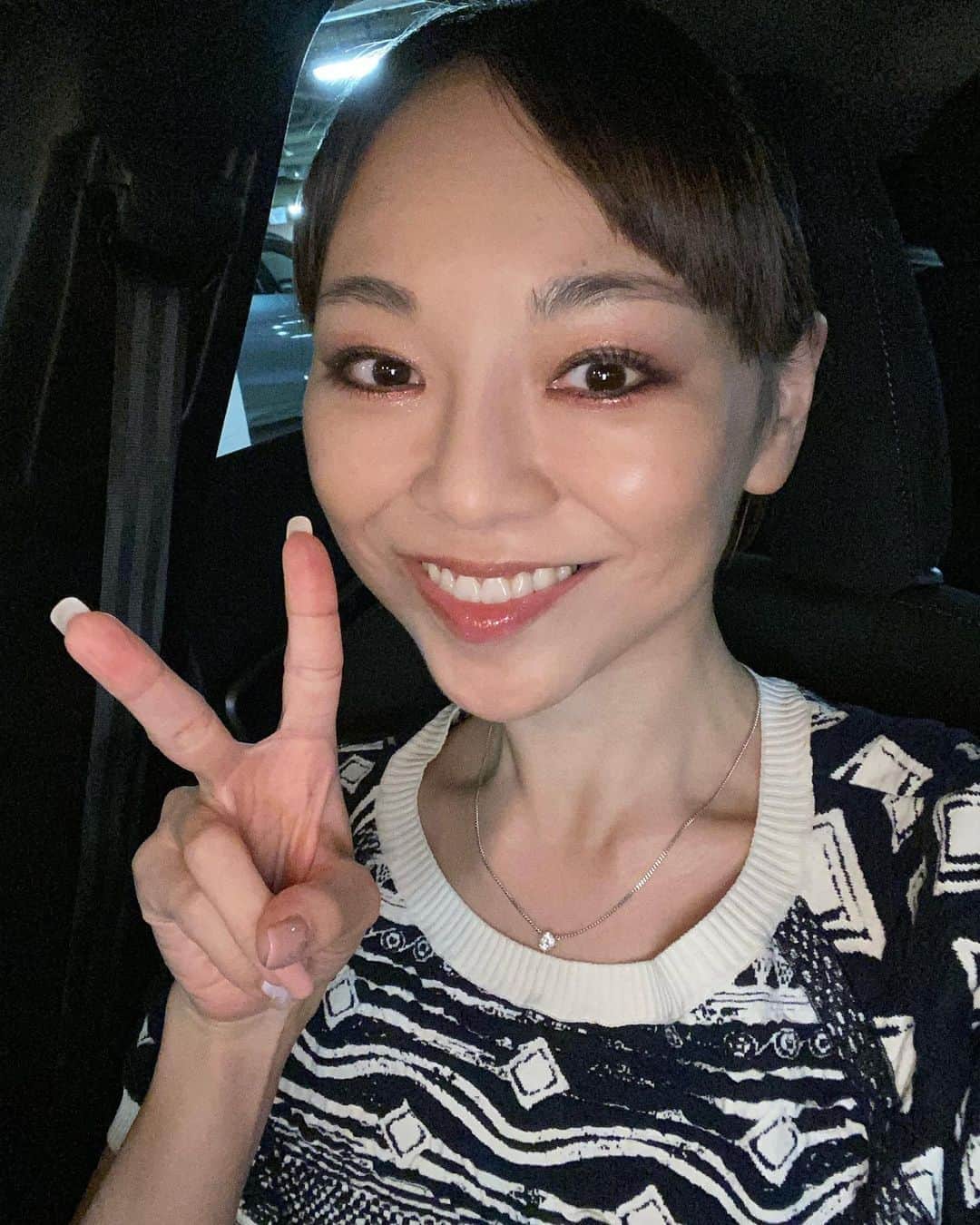 のインスタグラム：「おはようございます。 みなさま今日も良い1日を💕  何故か✌️で自撮りの朝、、、、💦 （ちなみに、、、ノーマルカメラ、加工なしです、、、） なんかすみません。 私がいいたいのは、、 どんな時も笑顔でがんばろうってことです。。  今日も踊るのだ。 いってきます。。🚗  Let’s do our best anytime with smiles ....☺️」