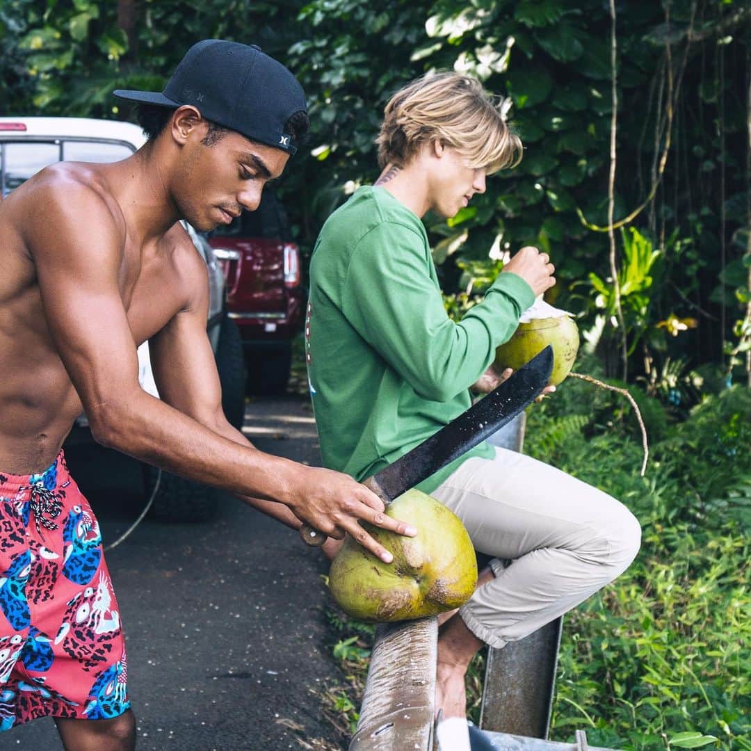 hurleyさんのインスタグラム写真 - (hurleyInstagram)「@shaydo.p serving up some fresh coconut water.」7月15日 9時16分 - hurley