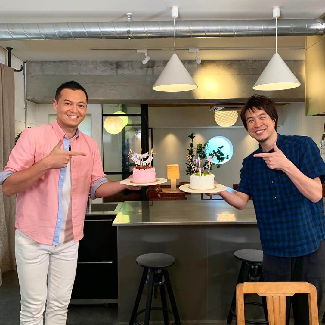 三好ジェームスのインスタグラム：「昨日で38歳になりました^_^  たくさんのメッセージありがとうございました。  先日のたべごころPHの収録で誕生日が同じコウさんと私に今年も真子先生がケーキを作ってくれました！旨い😋  30代後半を駆け抜けていきたいと思います。  久しぶりのたべごころは、7/25(土)夕方の放送です！  #birthday#happy#cake#コウケンテツ#たべごころ#荒木真子#30代もあとすこし#頑張ろう  I turned 38 yesterday ^_^  Thank you for many messages.」