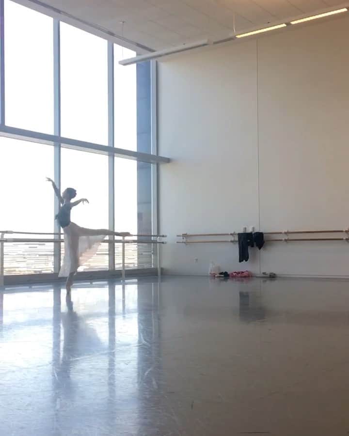 のインスタグラム：「From 3 years ago rehearsing Gamzatti in Bayadere. Who knows how many times I practice that steps...  3年前より「バヤデール」ガムザッティのリハーサルより。ここのステップが上手くいかず、何回も何回も練習してました。  #ballet #ballerina #dance #practice #rehearsal #dancing #houstonballet #bayadere #バレエ　#バレリーナ　#練習 #リハーサル #思い出」