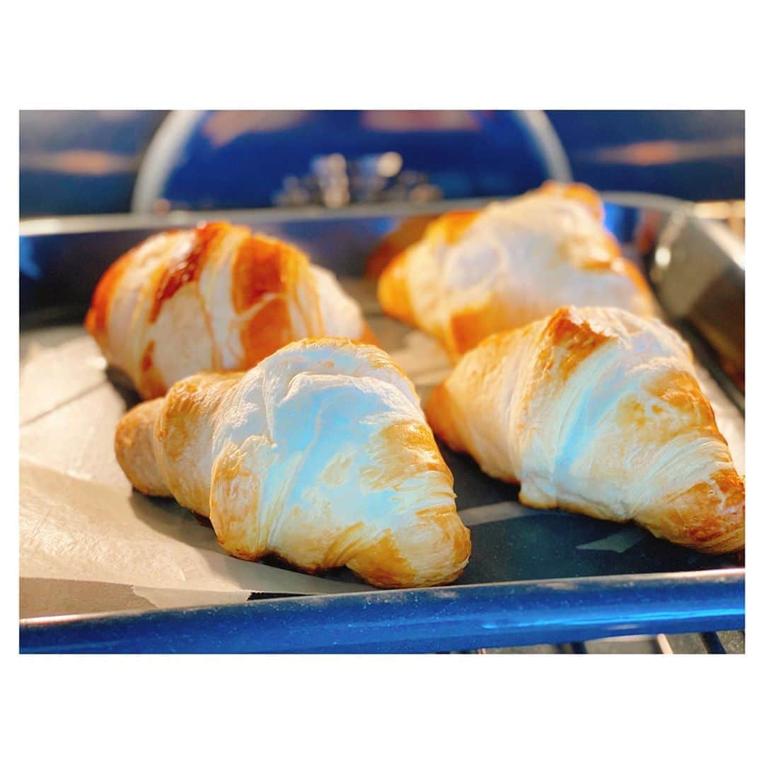 荒川れん子のインスタグラム：「It puffed up too much⁉️😂 But taste really good😋 こちらが焼き上がり〜。若干膨らみすぎな様相は否めないが😅、外側カリカリ、中がふわふわ〜で感激💕 焼くだけの超手軽さでこの美味しさは🙆‍♀️ お値段は忘れちゃったけど$6くらいだったかな。 . #詳しくはブログで 後ほど多分😅💦 . . #hawaii #luckywelivehawaii #hawaiilife #baking #croissant #homemade #wholefoodsmarket #lifeisajourney #instahawaii #breakfast #brunch #organic #blog #ハワイ #ハワイ生活 #ハワイ暮らし #日々の暮らし #ハワイ好き #ブログ #朝ごはん #朝ごパン #クロワッサン #パン作り #パン好き #おうち時間 #焼くだけ #超簡単 #冷凍食品 #ホールフーズマーケット」