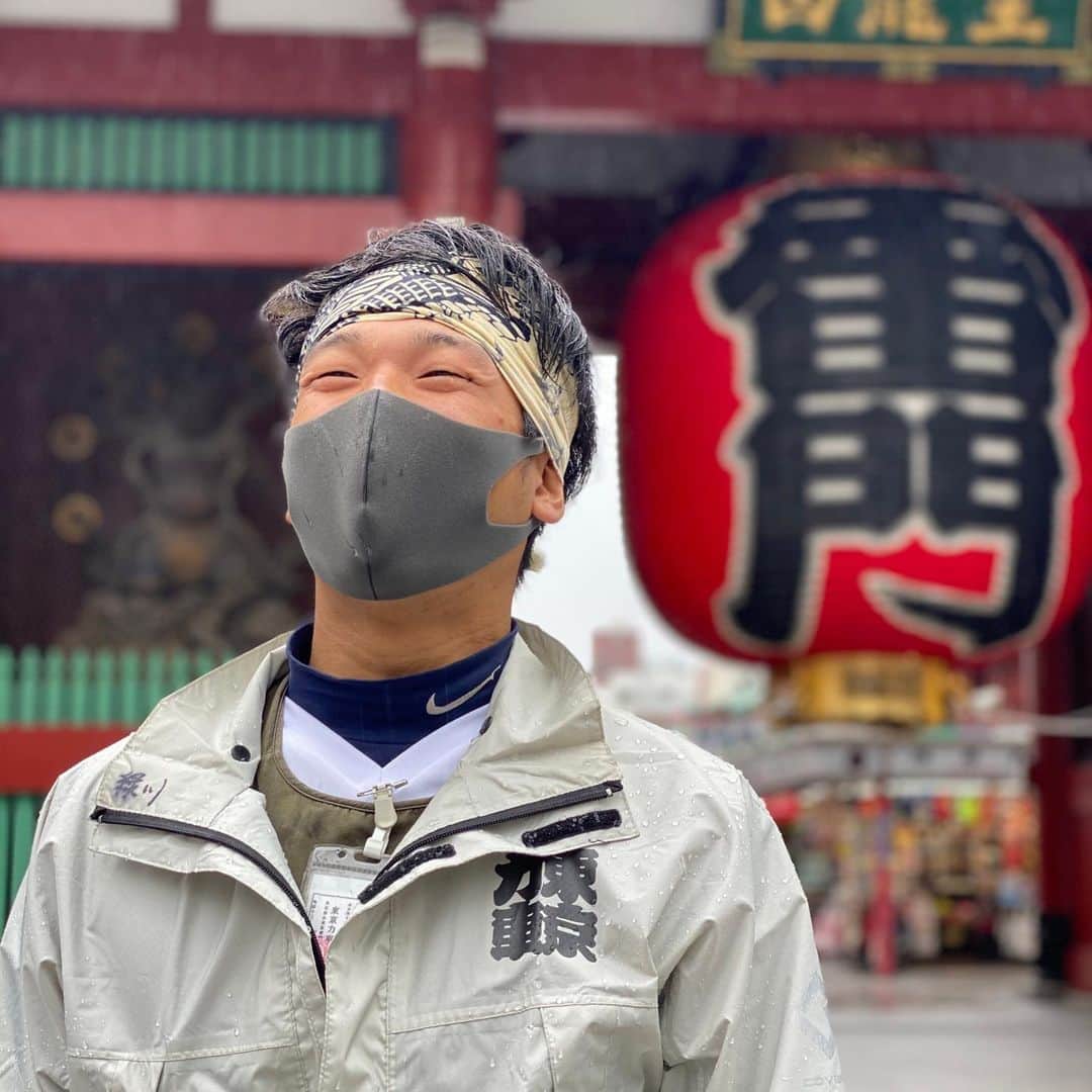 みどりかわたけし（ラ・ラベスト）のインスタグラム：「早く梅雨終わってくれー 浅草にも人が増え始めてますが、雨はやっぱりきついです、、 、 、 #浅草#人力車#俥夫#梅雨#雷門#芸人#釣り芸人#釣り好きと繋がりたい#梅雨早く終わってくれ」
