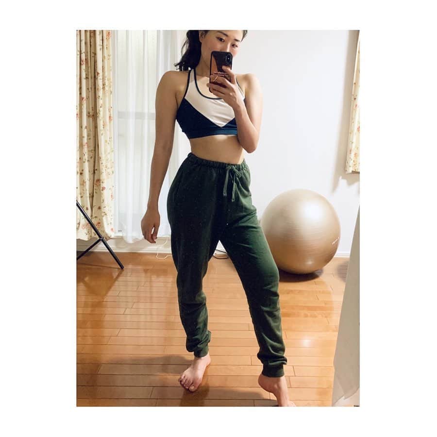 のインスタグラム：「#niziproject の影響受けまくってまして、オーディションに来た子みたいな格好でトレーニングするのが楽しいです🤣(※私は歌もダンスもできません) . すこーしだけど上半身のカットも出てきて嬉しいよ〜🥳 ダイエット引き続き頑張る💪🔥 . 自分の理想のためにね😘❤️ . . ボトムス はマイプロ✨　 ユルさが好み❤️ .  #myprotein紹介コード #マイプロテイン紹介コード #マイプロ紹介コード  はプロフィールから❤️ . .  #虹プロジェクト  #パン好きトレーニー　#筋トレ #ダイエット #fitnessmodel #メリハリボディ #healthybody  #ヘルシー #ボディメイク#ワークアウト女子 #フィットネス女子 #フィットネス #美ボディ  #フィットネスモデル  #お尻トレーニング #fitnessgirl #ウエイトトレーニング #vshape  #美腸 #腸活 #美活 #美尻 #美容」