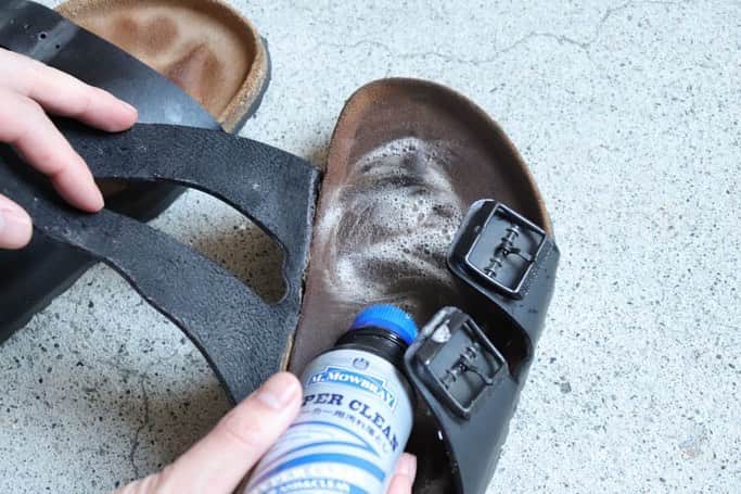 のインスタグラム：「フットベッドサンダルの足指の跡が気になり、目立たなくするお手入れをしてみました！﻿ ﻿・ 下準備として、濡らしたタオルでスエード面をしっかりと水拭きをします。﻿ ・﻿ M.MOWBRAY ハイパークリーンで、﻿ 先端部分のブラシを使いながら洗っていきます。﻿ ・﻿ 表面を洗うことができたら、しっかり濡れタオルで水拭きを。﻿ ・﻿ その他詳しいお手入れ手順は﻿ @m.mowbrayのプロフィールリンクURL→﻿ BLOG→フットベッドサンダルの黒ずみを解消する﻿ よりご覧ください。﻿ ﻿ #mmowbray #mowbray　#モウブレイ　#靴磨き　#shoecare　#shoeshine #革靴 #スニーカー #靴﻿」