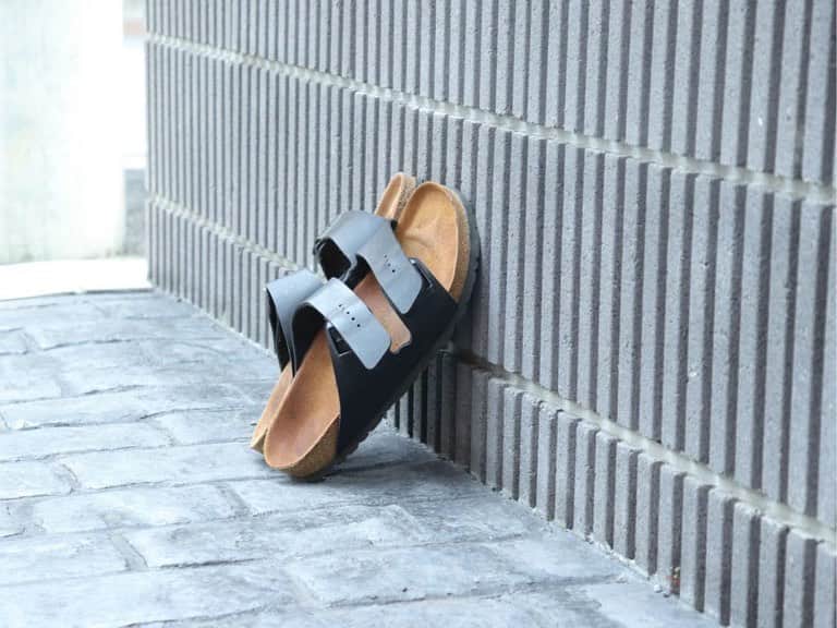 のインスタグラム：「フットベッドサンダルの足指の跡が気になり、目立たなくするお手入れをしてみました！﻿ ・﻿ 乾燥後には、仕上げにスエード面にブラシをかけて﻿ 消臭スプレーやミストを吹きかけておくと、﻿ より気持ちよく快適に履いていただけます。﻿ ・﻿ シーズンオフのタイミングでケアしてあげるとベストです◎﻿ これから履きはじめる方で指跡などが気になる方にもおすすめです。﻿ ・﻿ 詳しいお手入れ手順は﻿ @m.mowbrayのプロフィールリンクURL→﻿ BLOG→フットベッドサンダルの黒ずみを解消する﻿ よりご覧ください。﻿ ﻿ #mmowbray #mowbray　#モウブレイ　#靴磨き　#shoecare　#shoeshine #革靴 #スニーカー #靴﻿」