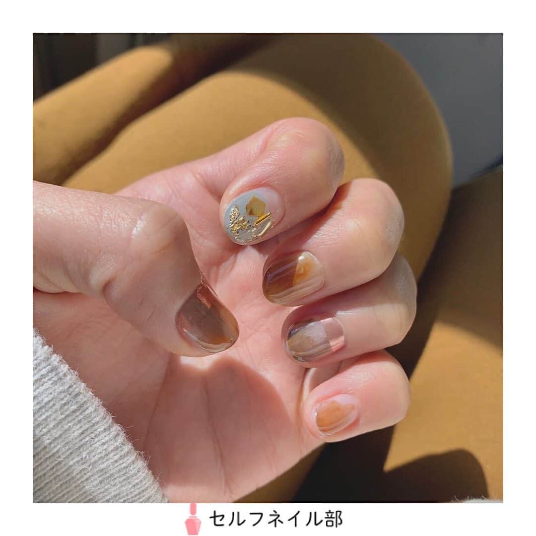 セルフネイル部 公式アカウントのインスタグラム：「(@Y☺︎U nail)さんの 「ショートニュアンスネイル」を紹介します💅 . 〜やり方〜 ベースの段階でしっかりとフォルムを作ります。モヤモヤの部分は、筆の刷毛を生かし強く塗りすぎないよう力を抜き、適当に色を乗せます😊途中でクリアを挟むと奥行き感が出て、艶のある綺麗なモヤモヤが作れます😍 . 〜使用したもの〜 ピンクミラー、ゴールドパーツは楽天で購入したものです😊 . 〜ポイント〜 私は色白ではないので、全てブラウン系ニュアンスだと色がぼやけてしまうため、ピンクミラーとくすみブルーを入れ、アクセントを作りました💅✨ くすみブルーにはゴールド系のパーツを入れ、ブルーが浮きすぎないように工夫✍🏻 是非真似していただけると嬉しいです😊❤️ . 《セルフネイル部プロデューサー高橋からのコメント💅》 すてきなニュアンスネイル🌷初心者とは思えないくらい素敵です💅」