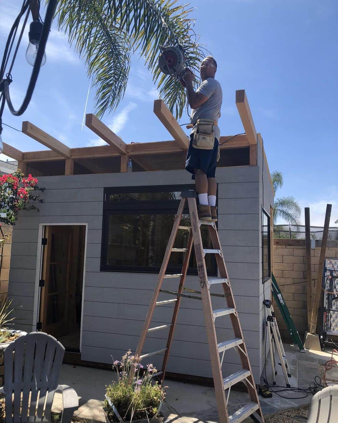 People Magazineさんのインスタグラム写真 - (People MagazineInstagram)「A California dad made good use of the last three months in self-isolation, building his family their very own coffee shop in their backyard. 👏 His daughter, Julianna Astrid, documented his process, saying her father built the home "from the ground up." (Not to mention, he also built it using entirely repurposed materials!) Tap the bio link for more on the incredible backyard build. 📷: Julianna Astrid/Twitter」7月15日 10時02分 - people