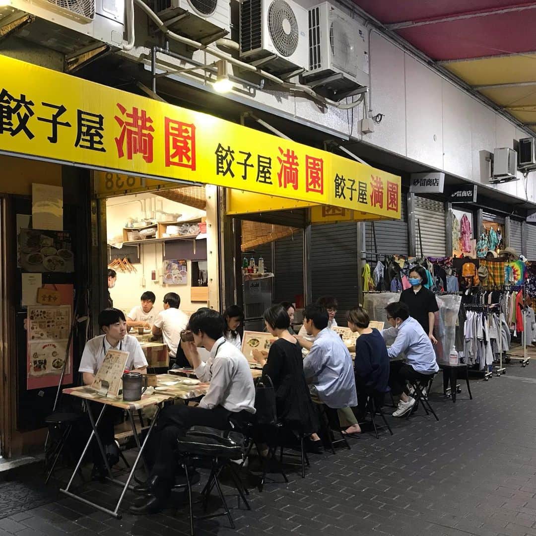 小谷あゆみのインスタグラム：「神戸三宮で兵庫県チーズ女子会でした（出張の前泊） #スイミー牛乳店　てるみさんと #発酵酒場ACE みどりさん 2月のチーズ女子シンポジウムのご縁で再会しました #満園の餃子　に感動 水餃子、焼き餃子、それぞれこんなにも皮や食感が違うのかと感動でした #満園  密じゃないですよ、オープンロードサイド！ かわいくて情熱ある人たちの話聞いて嬉しく元気が出た夜でした ローカルとチーズ、テロワール！土壌と人間力」