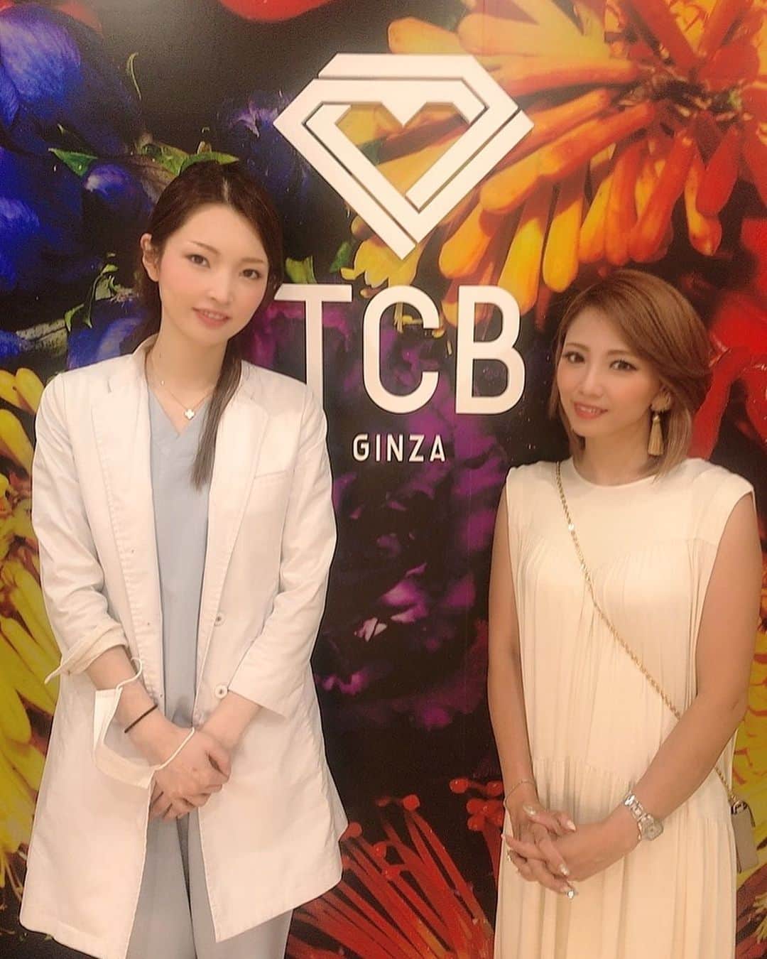 のインスタグラム：「長年のコンプレックス解消♡﻿ ﻿ #東京中央美容外科銀座院 ﻿ @tcbginza﻿ にて鼻先を整えてもらってきたよー！﻿ 　　﻿ ﻿ 小さいころから鼻が本当に﻿ コンプレックスで先がまるくて﻿ 笑うと広がる鼻が大嫌いで( ；∀；)﻿ 　﻿ ﻿ でも鼻の整形って昔のイメージで﻿ プロテーゼを入れないといけないのか？﻿ それならすごい大掛かりなので﻿ 将来が不安だしなーって踏み切れず・・・﻿ 　﻿ ﻿ 今回相談にしに行ったら今は小さな﻿ ボール状のものを先にいれて鼻先を﻿ しゅっとさせることができると聞いて﻿ それならぜひやりたい！！！﻿ と今日受けてきました♡﻿ 　﻿ ﻿ 院長の永峯先生 @tcb_nagamine﻿ はめちゃくちゃ美しくて﻿ お鼻を整える症例をたーっくさんされていて﻿ 　  バランスが命！と考えられているので﻿ 一人ずつ最高のバランスになるように﻿ 複数の組み合わせをそれぞれに﻿ 提案されていらっしゃるようです♡﻿ 　﻿ ﻿ なので私は丸みをしゅっとさせるための﻿ #TCB式鼻先尖鋭術 と#鼻尖形成 という﻿ 二種類のをまとめてしてもらったよ♡﻿ 最初に笑気麻酔でふわふわーって﻿ ﻿ 　﻿ なったところに鼻の周りに麻酔をするんだけど﻿ ちょっと痛いくらいであとは麻酔が効いて﻿ 何されているかわからず！﻿ 　﻿ ﻿ 引っ張られるかんとかはあるけど﻿ そんなくらいでなんと手術時間10分以内！﻿ 　﻿ ﻿ で仕上がりなんだけど、鼻の中から﻿ 切るのでまず全く外側から傷は見えない﻿ そして終わった瞬間からめちゃくちゃ﻿ 綺麗に整ってるのがわかるー！﻿ 　﻿ ﻿ 今日はすっぴんなのでアフターの写真が﻿ まだ載せれないけどまた経過を﻿ アップしていきます！﻿ 　﻿ ﻿ やーもう絶対コンプレックスある方は﻿ 一日でも早く受けたらいいと思う♡﻿ めちゃくちゃ気に入りましたー！！﻿ 永峯先生ありがとうございました♡﻿ ﻿ ﻿  #美容整形ならTCB東京中央美容外科﻿ ﻿ ﻿ #美容 #スキンケア #美容好き #コスメ ﻿ #美容情報#アラフォーコーデ#美容#起業女子#セレクトショップ#ルルエトワール#ファッション#おしゃれワンピ#リゾートワンピ#女性経営者#起業家#インフルエンサー#アンチエイジング#綺麗になりたい#鼻整形ならTCB東京中央美容外科#東京中央美容外科#美容外科#銀座#鼻整形#鼻先形成#PR #永峯祥子#美容整形﻿ ﻿ ﻿ https://luluetoile.thebase.in/」