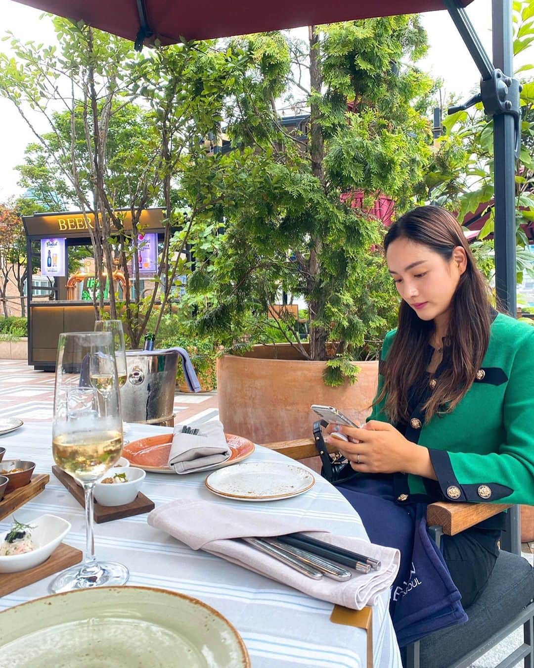 パク・キョルのインスタグラム：「. 오랜만에 한나언니랑🥂  당분간 이곳은... 피해야...🙄」