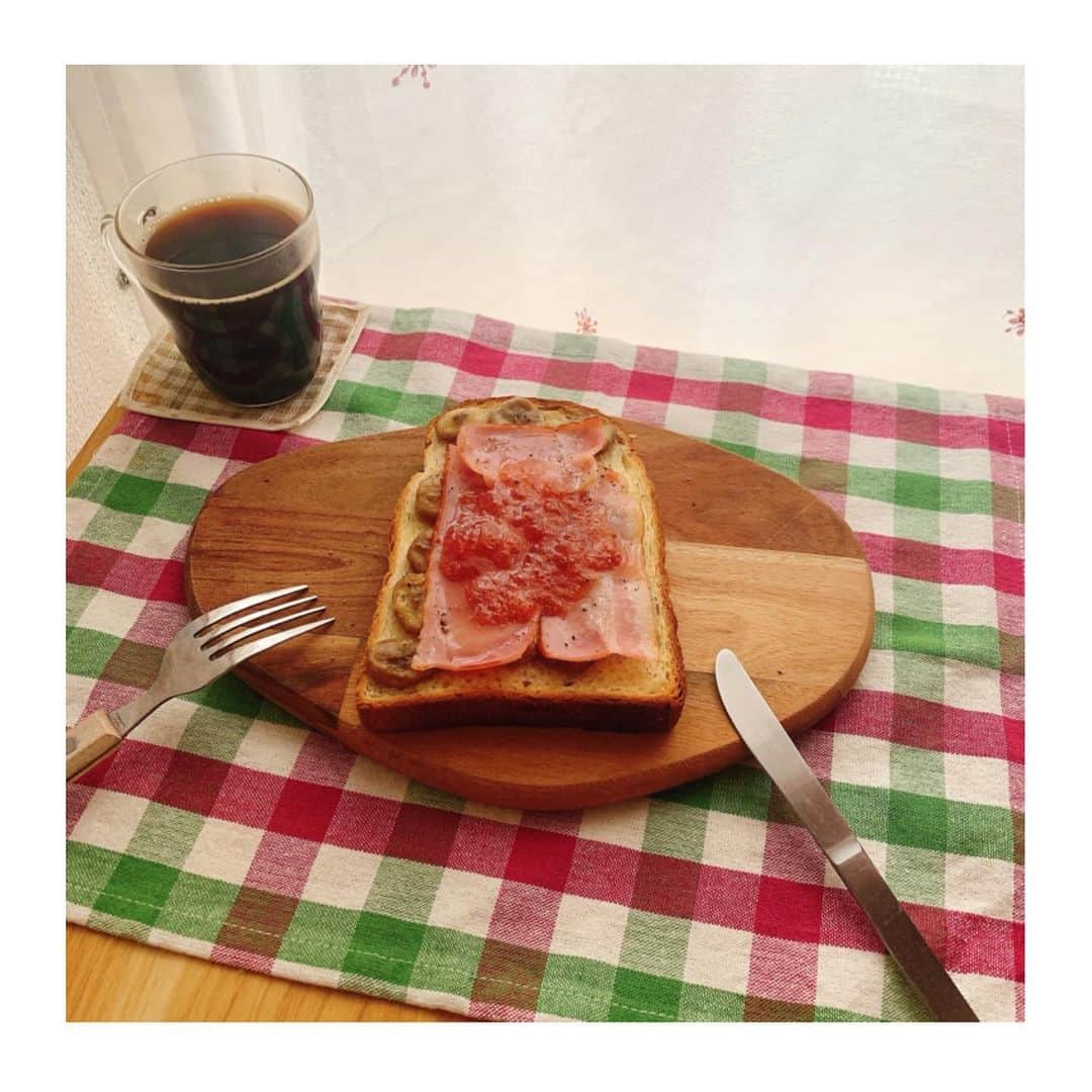藤原万由子のインスタグラム：「. #藤原製パン . . #今日のトースト . カフェで見つけた #あまじょっぱトースト . いつも見ているグルメアカウントの方が紹介していたカフェのトーストの真似をしてみました😻 ピーナッツバターにバナナ、ベーコン、苺ジャム、胡椒。 私はピーナッツアレルギーなので、バターにしました🧈 . . この組み合わせ美味しいの！？て半信半疑だったけど、ベーコンとバナナ、苺ジャムのあまじょっぱの組み合わせが合いすぎる😻 . . これはリピしそう！」