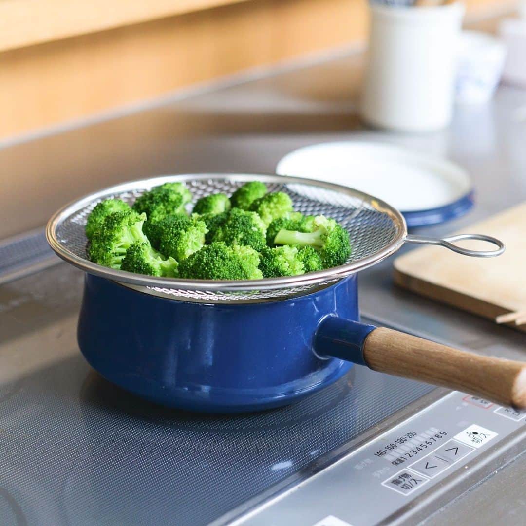 北欧、暮らしの道具店さんのインスタグラム写真 - (北欧、暮らしの道具店Instagram)「【新商品】サッと使えて洗いやすい！プロも愛用の持ち手付きステンレス盆ざるが新登場✨ . - - - - - - - - - - - - - - - 本日新登場したのは 当店バイヤーも愛用中、 平らな形で使い勝手ばつぐんの 「持ち手付きステンレスざる」。 . 毎日のごはん作りで 必須アイテムの「ざる」ですが、 本日発売のざるはボウル型ではなく、 持ち手つきの平らな形です！  一見、ボウル型でも 代用できるのでは……と思ったのですが、 水切りや湯切りをしたいとき、 茹でた野菜の粗熱をとりたいとき、 油抜きしたいときなど、 この平らな形状のおかげで 食材が並べやすく使い勝手ばつぐん。  茹でた野菜が水っぽくなるのが 気になっていたのですが、 このボウルの形状だと蒸気がこもらず 短時間で粗熱がとれるので、 これはひとつ持っていると ごはん作りがグンとラクになるのではと 期待をよせています。  用途に応じて選べる 3つのサイズをご用意しました◎ ぜひご覧になってみてくださいね。 . - - - - - - - - - - - - - - - 持ち手付きステンレス盆ざる / 21cm・24cm・27cm . ▶お買いものはプロフィールのリンクからどうぞ→@hokuoh_kurashi ・ #kitchen#kitchendesign#kitchenware#food#foodstagram#ざる#湯切り#ざる蕎麦#蕎麦#枝豆#夏#キッチン#キッチン雑貨#食器#ランチ#料理#シンプル#シンプルライフ#シンプルデザイン#暮らしを楽しむ#日々の暮らし#北欧#暮らし#北欧暮らしの道具店」7月15日 10時23分 - hokuoh_kurashi