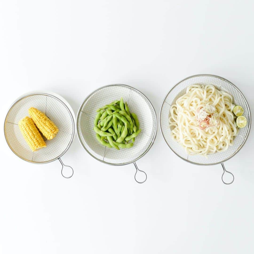 北欧、暮らしの道具店さんのインスタグラム写真 - (北欧、暮らしの道具店Instagram)「【新商品】サッと使えて洗いやすい！プロも愛用の持ち手付きステンレス盆ざるが新登場✨ . - - - - - - - - - - - - - - - 本日新登場したのは 当店バイヤーも愛用中、 平らな形で使い勝手ばつぐんの 「持ち手付きステンレスざる」。 . 毎日のごはん作りで 必須アイテムの「ざる」ですが、 本日発売のざるはボウル型ではなく、 持ち手つきの平らな形です！  一見、ボウル型でも 代用できるのでは……と思ったのですが、 水切りや湯切りをしたいとき、 茹でた野菜の粗熱をとりたいとき、 油抜きしたいときなど、 この平らな形状のおかげで 食材が並べやすく使い勝手ばつぐん。  茹でた野菜が水っぽくなるのが 気になっていたのですが、 このボウルの形状だと蒸気がこもらず 短時間で粗熱がとれるので、 これはひとつ持っていると ごはん作りがグンとラクになるのではと 期待をよせています。  用途に応じて選べる 3つのサイズをご用意しました◎ ぜひご覧になってみてくださいね。 . - - - - - - - - - - - - - - - 持ち手付きステンレス盆ざる / 21cm・24cm・27cm . ▶お買いものはプロフィールのリンクからどうぞ→@hokuoh_kurashi ・ #kitchen#kitchendesign#kitchenware#food#foodstagram#ざる#湯切り#ざる蕎麦#蕎麦#枝豆#夏#キッチン#キッチン雑貨#食器#ランチ#料理#シンプル#シンプルライフ#シンプルデザイン#暮らしを楽しむ#日々の暮らし#北欧#暮らし#北欧暮らしの道具店」7月15日 10時23分 - hokuoh_kurashi