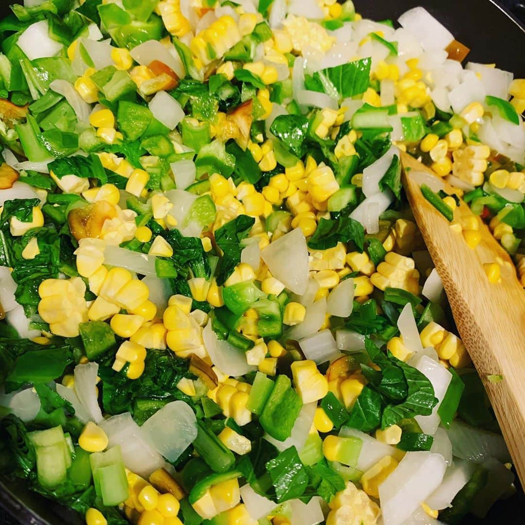 ギャル曽根さんのインスタグラム写真 - (ギャル曽根Instagram)「今日は幼稚園、午前保育の日。 お昼ご飯は困った時のオムライス。 とにかく家にある野菜入れられる。。。🥦 #人参は硬いと嫌がるので柔らかくしてから入れます。 #ピーマン玉ねぎはマスト。 #簡単お昼ごはん🥕」7月15日 10時25分 - galsone_1204