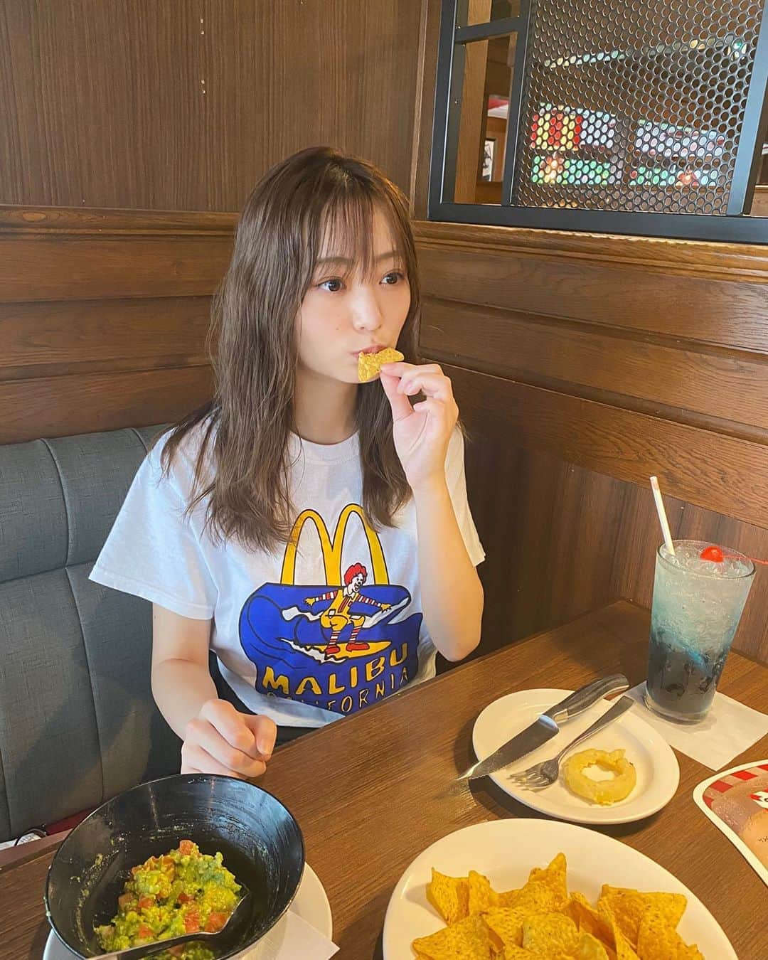 和田瞳さんのインスタグラム写真 - (和田瞳Instagram)「. マクドナルドマリブ店限定のお土産Tシャツ🍔🍟 デザインがとってもユニークだから、会う人会う人にどこの？って聞かれた🥺💗 . 気分でウェットヘアにしてみたよ〜。 . . #tshirt : #jalana (@jalana_onlineshop) . . #PR #tgifridays #fridays #マクドナルド #mcdonalds #malibu #マリブ店限定 #チップス #ワカモレ #オニオンリング #onionrings #ウェットヘア #🍔」7月15日 10時36分 - hitogram0218