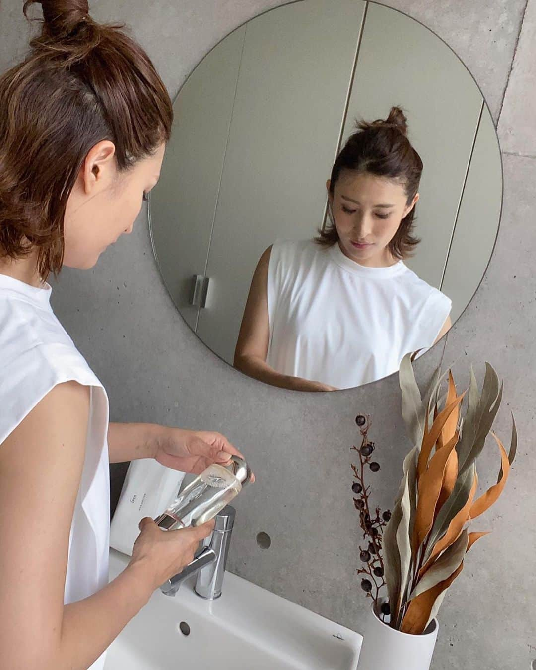 Ayaさんのインスタグラム写真 - (AyaInstagram)「夏の肌は砂漠のよう  冷房や紫外線で冬場の乾燥とそんなに変わりないほどカラカラ。そこに加えてマスクの刺激と温度と湿度差に、汗をかくから、バリア機能は低下するんです。 しっとりしてるから潤ってるわけではないこと。 @ipsa_jp の　イプサ　ザ・タイムＲ　アクア（医薬部外品） 肌の内部を　含み水　結び水　働き水で肌内部に大量に水分を満たしてくれて角質の上に水のタンクを作ってくれます。 アルコール、油分フリー。テクスチャーはさっぱりなのに、潤い持続が長時間✨ . わたしの使い方は一度手で馴染ませて、コットンにとって優しく空気を含めてパッティング。毛穴もギュッと引き締まります。 夏の乾燥はキメの乱れにつながるので丁寧にケアしていきたいです！ #ipsa　 #ザタイムRアクア #イプサ#アクア#化粧水 #イプサ化粧水#スキンケア#pr」7月15日 10時29分 - aya_green1010