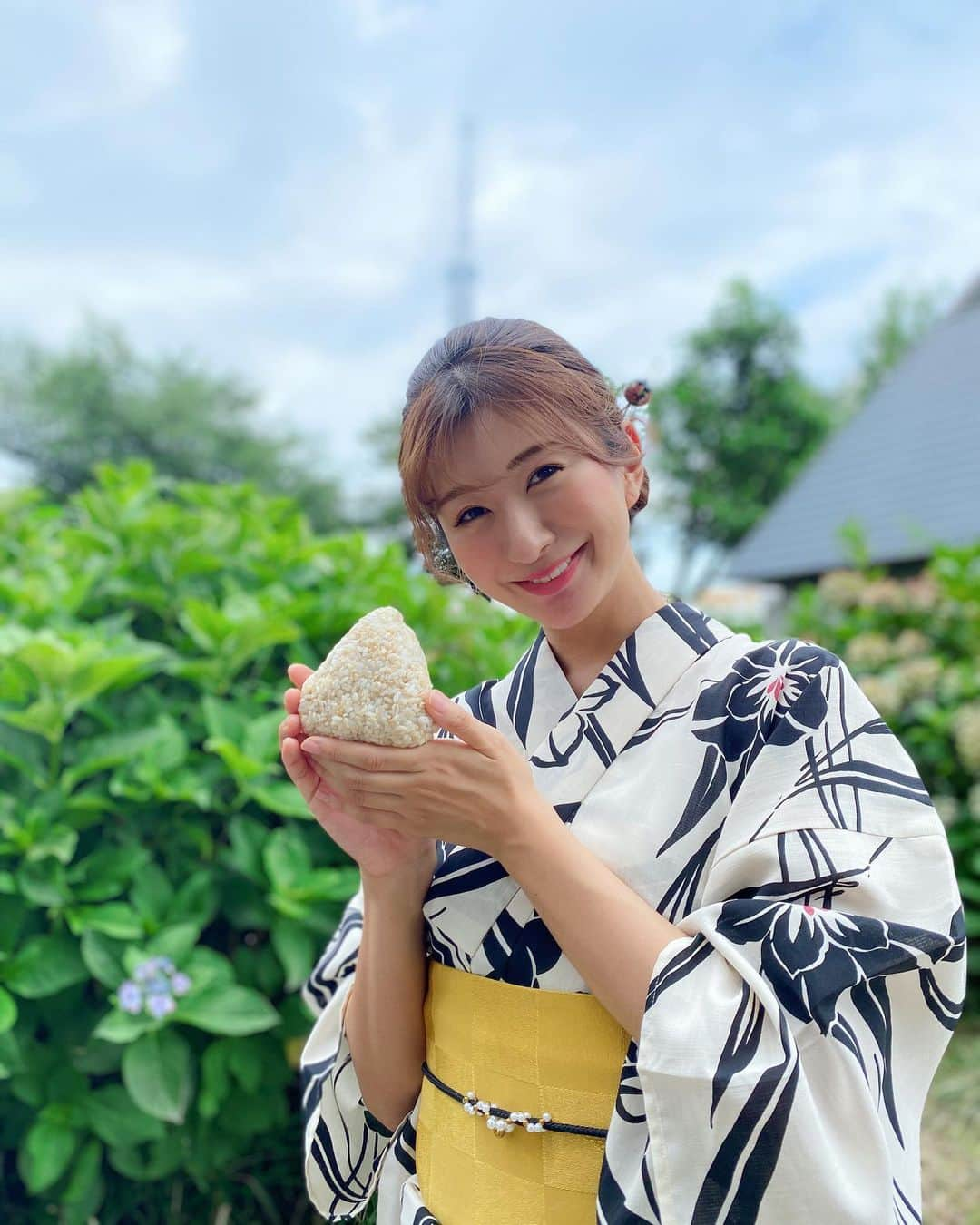 中村江莉香さんのインスタグラム写真 - (中村江莉香Instagram)「#米江莉香 #江莉香 🍚🍙 @kome_erica_official 🇯🇵by山形 改めまして#イラスト募集 たくさんの素敵な似顔絵をありがとうございました。 ただ今選考中です。どれも素晴らしく選ぶと言うのが難しすぎています...😭✨ 全部好きです😭💕💕全部かわいいぃ😭💕💕ありがとうございます。 締め切り後の「7/1」お知らせ通り、7月下旬#海の日 で発表させてください😌🌈 #お米一年分 プレゼントも...🤫🎁お楽しみに💕💕 そして今月の山形行きもコロナの影響でギリギリまで正直どうなるか分かりません。ですが#無農薬玄米 への道🙏どんな環境でもお米はしっかり育っています。感謝です🤲 リモート中継や電話でのやりとり、zoom会議、、、バディ工藤、チーム江莉香農家組がしっかり育ててくださっています🍙🍚✨ お米だけではなく、今回の挑戦で山形県の魅力や#米沢市 のこと、#置賜地区 のこと、、お米を通して出会えた方もいたり、どんな時でも人と人との繋がりから始まり、誰かのために、そして夢を持ち続けらる。 困難が訪れる度に人として強くなり、そして弱くもなれている気がします。 どれも貴重な経験です🍀 ・ いつもどんな時も側に居てくれるサロンメンバーには心から感謝の気持ちです。 みんなが居てくれることで全てが意味のあることになっている気がしていて、この先も楽しみが、、わくわくが止まりません🤫🌈✨ ・ お米の撮影では#浅草愛和服 さんにご協力していただきました🤫🍚 着付けのお姉さん、そしてヘアメイクのお姉さんもとても素敵な方で楽しい時間を過ごせました🙏✨ 初めましてでしたが、私のYouTubeを見てくださっているとのことで、直ぐに打ち解けました👘笑🐲🍀 皆でお米を心待ちにして...🍚🤡🍚❗️ #女性起業家 #インフルエンサー #オンラインサロン運営 #えりファミ #中村江莉香 #中村屋 #撮影 #パンフレット撮影 #和装撮影 #米沢市 #米沢の米 #米農家 #農業を盛り上げたい #農業を繋ぐ人たち #食べるを考える #食べるを支える #日本の文化 #浅草着物 #浅草 #着物レンタル #着物コーデ #PR」7月15日 10時30分 - erica_nakamura