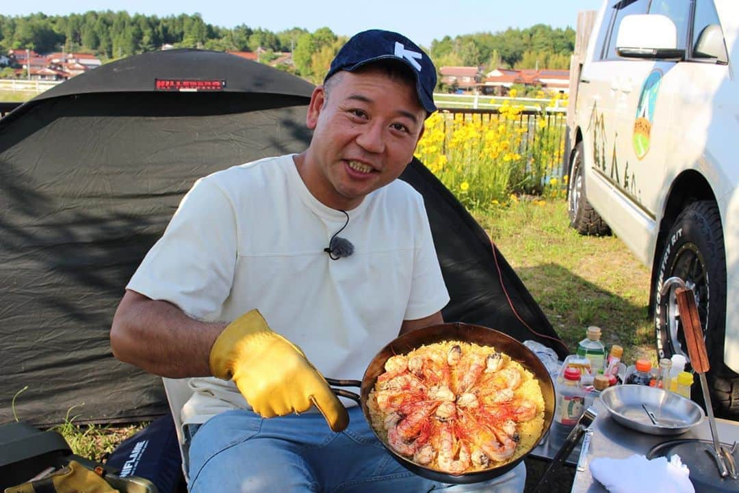 西村瑞樹（西村キャンプ場）さんのインスタグラム写真 - (西村瑞樹（西村キャンプ場）Instagram)「【西村流キャンプ飯レシピ公開🍳】﻿ ﻿ 先日の放送で西村さんが披露した﻿ 「西村流！クルマエビとカキのパエリア」﻿ のレシピを公開しちゃいます！﻿🏕✨  キャンプだけでなく、おうちで作っても楽しそうです！ ﻿ ※西村流は基本的にすべて目分量なので、味付けはお好みで調整してください🙇‍♂️﻿ ーーーーーーーーーーーー﻿ ◆材料◆（だいたい２人分）﻿ クルマエビ…９匹﻿ カキ…12個﻿ お米…１合﻿ オリーブオイル…適量﻿ 白ワイン…100cc﻿ 水…300cc﻿ コンソメ…キューブ１個（砕いて）﻿ ターメリック…小さじ１﻿ 塩コショウ…少々﻿ 糸トウガラシ…お好み﻿ ーーーーーーーーーーーー﻿ ◆作り方◆﻿ １）エビ胴体の殻をとり、背ワタ部分もとり除く﻿ ２）スキレットにオリーブオイルをひいて、先にエビだけを焼く﻿ ３）カキを加えて軽く火を通す﻿ ４）白ワインを加えアルコールが飛ぶまで煮る﻿ ※あまり火を通すとカキの身が小さくなってしまうので、ダシを出すくらいのイメージで﻿ ５）４は一旦別のお皿にうつしておく﻿ ６）水・コンソメ・ターメリックでご飯を炊く用のダシ汁を作る﻿ ７）６にエビ・カキを炒めた汁を加える﻿ ８）同じスキレットにオリーブオイルをひいて米を炒める﻿ ９）７のダシ汁を加え、蓋をして約15分炊く﻿ ※チリチリ音がしたら、“おこげ”が出来ているサイン！﻿ 10）具材となるエビ・カキを盛り付ける﻿ 11）最後に塩コショウで味を調える﻿ ※お好みで糸トウガラシなどをかけてもGOOD！﻿ ーーーーーーーーーーーー﻿ ﻿ 久々の外キャンプでパエリアを堪能した西村さん、「外で食べるご飯って何倍もおいしくなりますね」と大満足！﻿ ﻿ #西村キャンプ場 #キャンプ #キャンプ飯 #キャンプ料理 #camp #アウトドア #おうちキャンプ #レシピ #パエリア #スキレット #エビ #カキ #西村 #バイきんぐ西村 #西村瑞樹」7月15日 10時33分 - tss_nishimuracamp