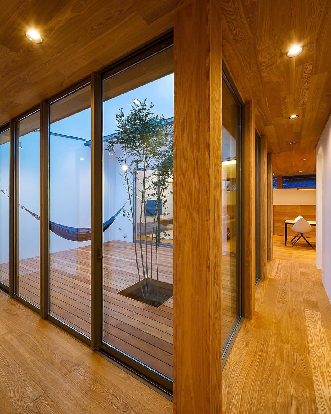 のインスタグラム：「玄関、廊下、中庭まわり♪ : ■haus-flow■ 兵庫県姫路市 #haus_flow : #建築 #住宅 #一戸建て #新築 #リビング #デザイン #設計 #設計事務所 #玄関 #建築家と建てる家 #建築家 #建築デザイン #インテリア #建築家デザイン #ウッドデッキ #玄関収納 #平家 #中庭のある家 #中庭住宅 #デッキテラス #中庭 #architect #architecture #entrance #livingroom #interior #instahome #courtyard #一級建築士事務所haus」