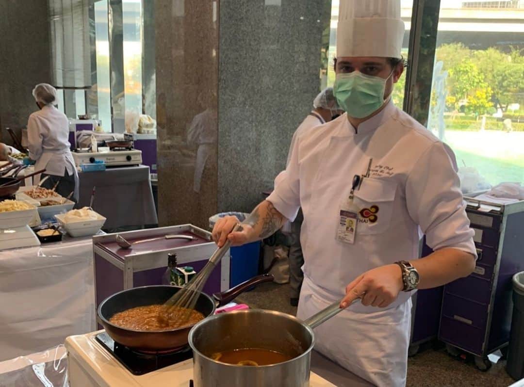 タイ航空さんのインスタグラム写真 - (タイ航空Instagram)「วันนี้แล้ว!!! เสิร์ฟความอร่อยฟินกันต่อเนื่องกับงาน “อร่อยล้นฟ้า ไม่ต้องบิน ก็ฟินได้” สัปดาห์ที่ 2 เพิ่มความอร่อยจัดเต็ม ด้วยซุ้มอาหารจาก Chef Lawrence (อาหารจีน) และ Chef Pandey (อาหารอินเดีย) ในวันพุธ-ศุกร์ที่ 15-17 กรกฎาคม ศกนี้ ตั้งแต่เวลา 10.00 - 15.00 น. พบกับเมนู -  ซีซาร์สลัดพร้อมสโมคแซลมอน -  Healthy Provencal Salad  -  พาสต้าคาโบนาร่า  -  พาสต้าเบค่อน -  ไก่เนยเสริฟ์พร้อมแป้งนาน  (Butter Chicken,Gobi Masala with Plain Naan) -  ข้าวขาหมู สไตล์ไต้หวัน  -  ข้าวหน้าเนื้อ (Gyudon) -  ข้าวหน้าไก่เทอริยากิ (Chicken Teriyaki Don) -  ก๋วยเตี๋ยวแคะ -  เครื่องดื่มเกล็ดหิมะต่างๆ เช่น ชามะขาม, มะนาวอัญชัน และขอแนะนำ....น้ำสลัดต้นตำรับครัวการบินไทย 4 สูตร ได้แก่ Ratanakosin Dressing, River of King Dressing, Royal Orchid Dressing และ Caesar Dressing  พร้อมสินค้าอื่นๆ ให้เลือกสรร นอกจากนี้ ยังมีบูธสำหรับผู้สนใจรับสิทธิ์การเป็นผู้แทนจำหน่ายร้านพัฟแอนด์พาย เพื่อรับโปรโมชั่นสุดพิเศษภายในงาน  📌 ทุกวันพุธ-ศุกร์ ตลอดเดือนกรกฎาคม 2563 ตั้งแต่เวลา 10.00-15.00 น. หรือจนกว่าสินค้าจะหมด ณ บริเวณโถงชั้น 1 อาคาร 1 บริษัท การบินไทย จำกัด (มหาชน) Customer can visit these booths every Wednesday to Friday throughout July, from 10.00 to 15.00 hours, in the lobby of Building 1, THAI Head Office Vibhavadi-Rangsit road. Menus change by rotation every week to provide customers with a wide variety.」7月15日 10時40分 - thaiairways