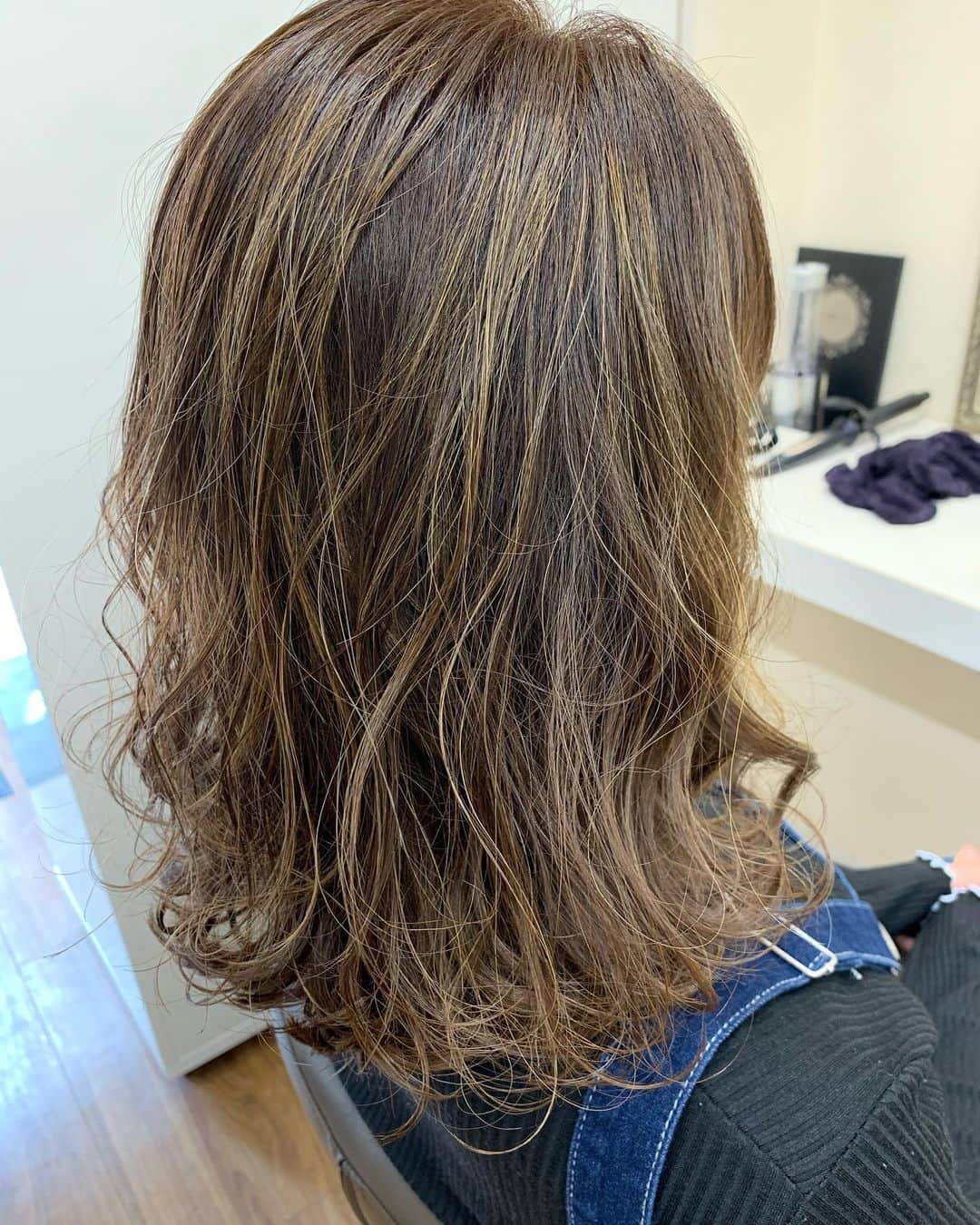 渋木美沙のインスタグラム：「久しぶりのヘアー投稿❤️ いつもお世話になってる あずに　(@azu_zuppi3 )にカラーしてもらいました！！✨✨ 明るくしたい気分だったのだけど縮毛などしてる関係でブリーチとかはできないからと言って細かいハイライトをたくさんいれてくれて痛まないように明るくしてくれた✨✨✨✨✨😍基本の色味とかは全てあずにお任せ！！任せてもわたしの好みとか知ってるから毎回満足な仕上がりなの🤤👏🧡  オススメの美容師さんです❤️  日にちが経てば経つほど色味が変わってきてめちゃくちゃ良き！！！！  #ヘアカラー #ヘアカラートレンド #ヘアスタイル」