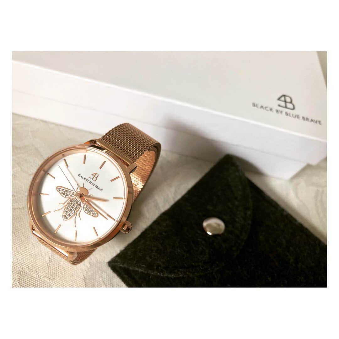 柳野玲子のインスタグラム：「ネットで一目惚れ @4bwatches_japan の #腕時計 😍 VESTAタイプとHONEYBEEタイプで迷いに迷って…ハチさんにしました🐝✨ 実物も可愛いし #ピンクゴールド も大好きカラー💓 クーポンコード【yanagfzd】で10パーセントオフにしてくれるそうです🥰 (クーポン使用期限は本日より1年間) ちなみに^ ^ 下記店舗では実物を見られるみたいですよ😊✨ ※※※※※※※※※※※ HIROB札幌ステラプレイス店 新宿ニュウマン店 ルミネ横浜店 ルミネ大宮店 名古屋パルコ店 名古屋タカシマヤゲートタワーモール店 ※※※※※※※※※※ 早くこれ付けてお出かけしたいなぁ💓 #4bwatches #時計 #BLACKBYBLUEBRAVE #ハチ #蜂」