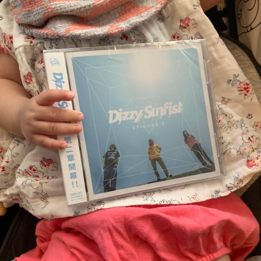 あやぺたのインスタグラム：「本日、NEW EP発売日です！ みんなのおうちにそろそろ届いてるかなー？？🏠 リリースイベントとして、今日20時からYouTubeにて、アコースティックライブ生配信します！！ まだの人もHPから買えます！19日は心斎橋アニマにも販売しにいきます！ どの曲が好きとか感想教えてくれたら嬉しいな〜〜〜  #dizzysunfist  #ディジーの第二章」