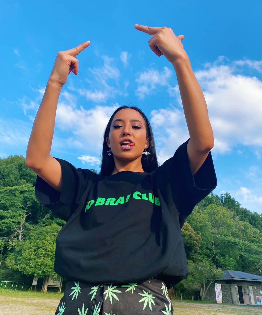 大門弥生のインスタグラム：「ラストチャンス🦋 "NO BRA! tee" 本日１５日まで追加予約販売受付中！！特典ステッカー付き😌 ． New Merch "NO BRA! Tee" restock here! World Shipping (only sea mail by covid19) Link in bio ． そして第一弾発送しました！ 初回予約無事Sold out！ありがとう。 届いたら、着てストーリータグしてや〜。シェアしにいくよ。 ． プロフィールから、購入サイト飛べます。 ． #NOBRACLUB」