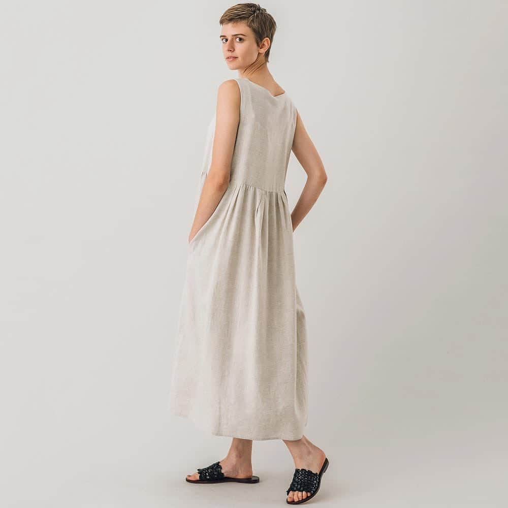 Bshop officialさんのインスタグラム写真 - (Bshop officialInstagram)「#Leglazik Sleeveless Linen Dress ¥18,000+tax ・ やや高めに設定されたウエストの切り替えや、すっきりとしたショルダーの処理など、洗練された大人の女性らしさを引きだすフォルムを追求。一枚で着やすい長めのレングスで、世代を問わずに愛されるデザインです。 ・ #20ss #bshop #bshop_official」7月15日 11時10分 - bshop_official