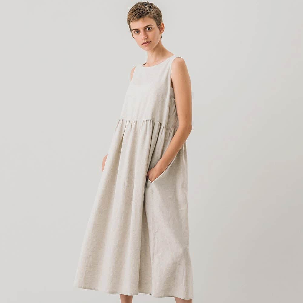 Bshop officialさんのインスタグラム写真 - (Bshop officialInstagram)「#Leglazik Sleeveless Linen Dress ¥18,000+tax ・ やや高めに設定されたウエストの切り替えや、すっきりとしたショルダーの処理など、洗練された大人の女性らしさを引きだすフォルムを追求。一枚で着やすい長めのレングスで、世代を問わずに愛されるデザインです。 ・ #20ss #bshop #bshop_official」7月15日 11時10分 - bshop_official